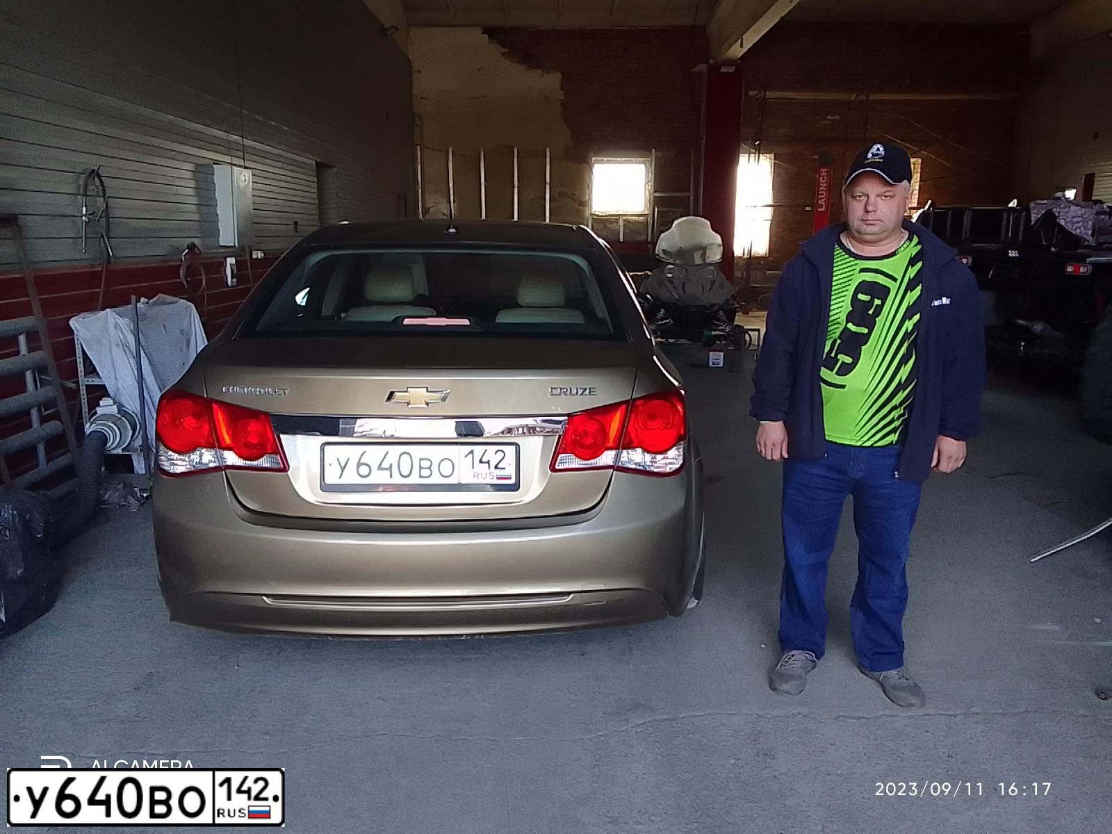 Фото автомобиля CHEVROLET CRUZE, 2013 — госномер Р628СО154. Цвет: БЕЖЕВЫЙ МЕТАЛЛИК