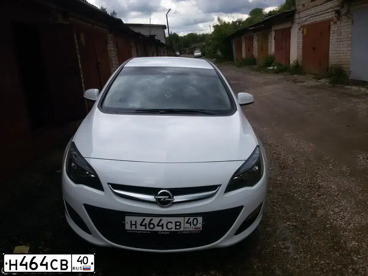 Фото автомобиля OPEL ASTRA, 2013 — госномер Н464СВ40. Цвет: Белый