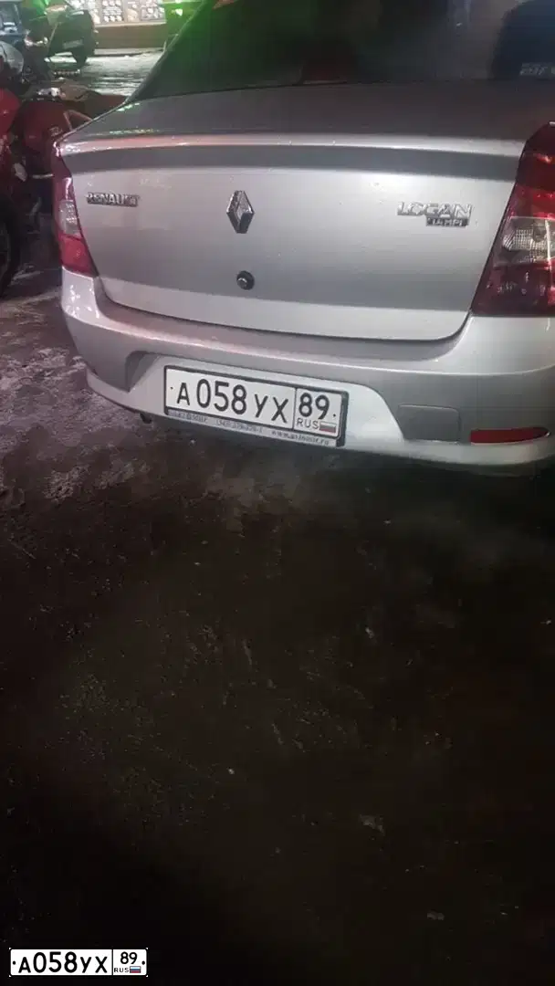 Фото автомобиля RENAULT LOGAN, 2013 — госномер А058УХ89. Цвет: СВЕТЛО-СЕРЫЙ