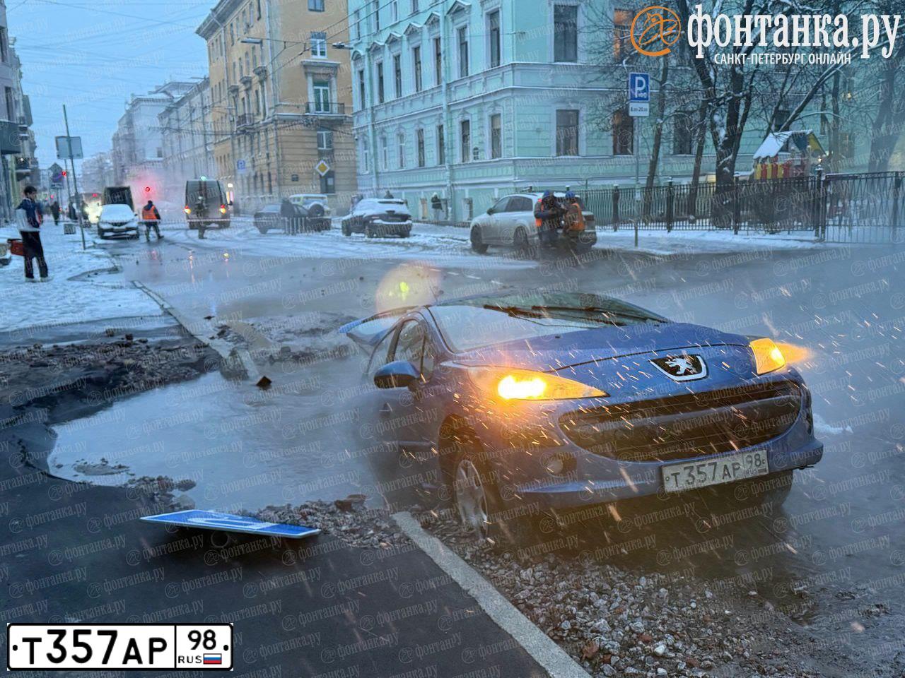 Фото автомобиля PEUGEOT 207, 2007 — госномер Т357АР98. Цвет: ЯРКО-СИНИЙ