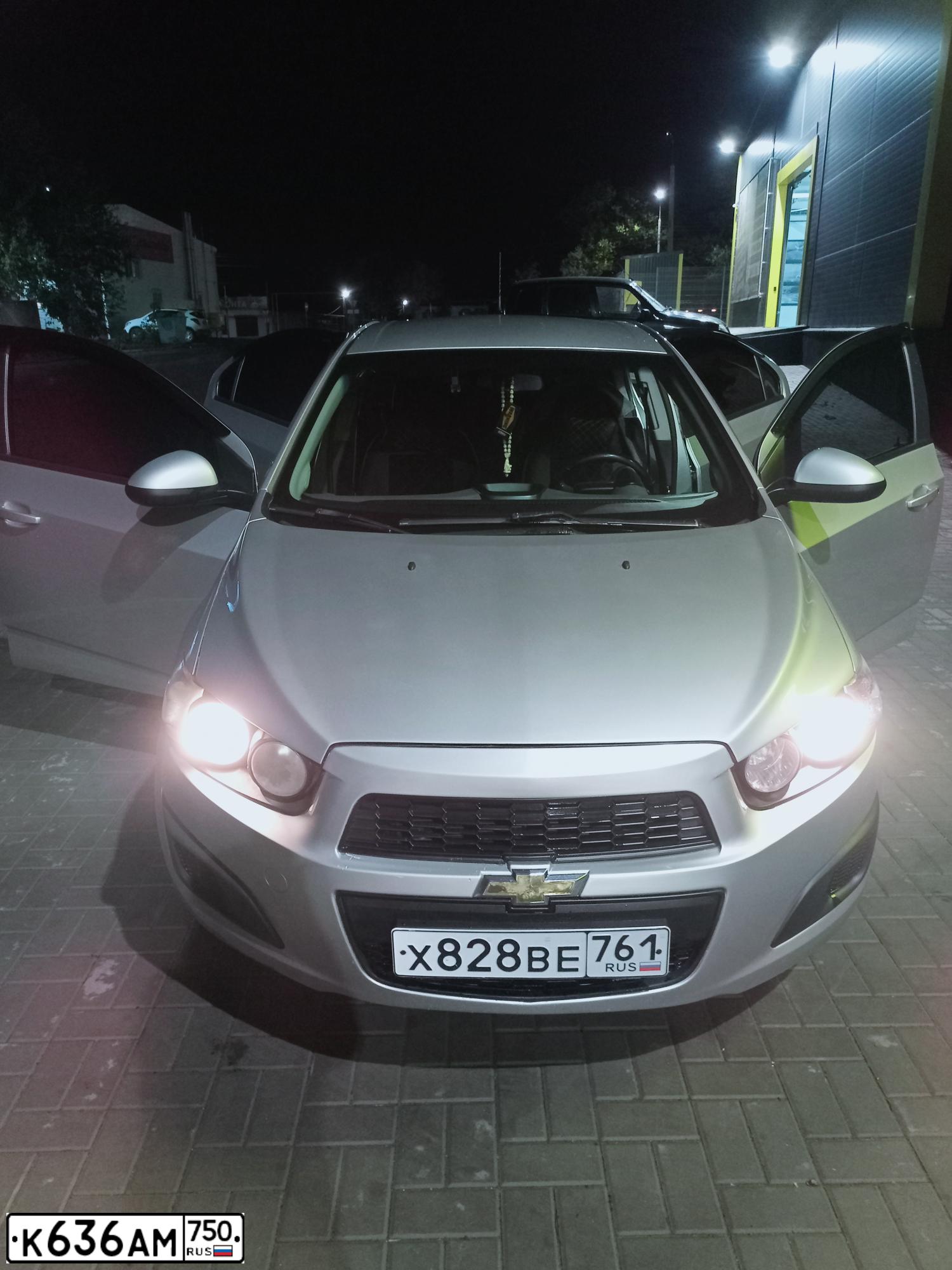 Фото автомобиля CHEVROLET AVEO, 2012 — госномер У570ЕА761. Цвет: СЕРЫЙ