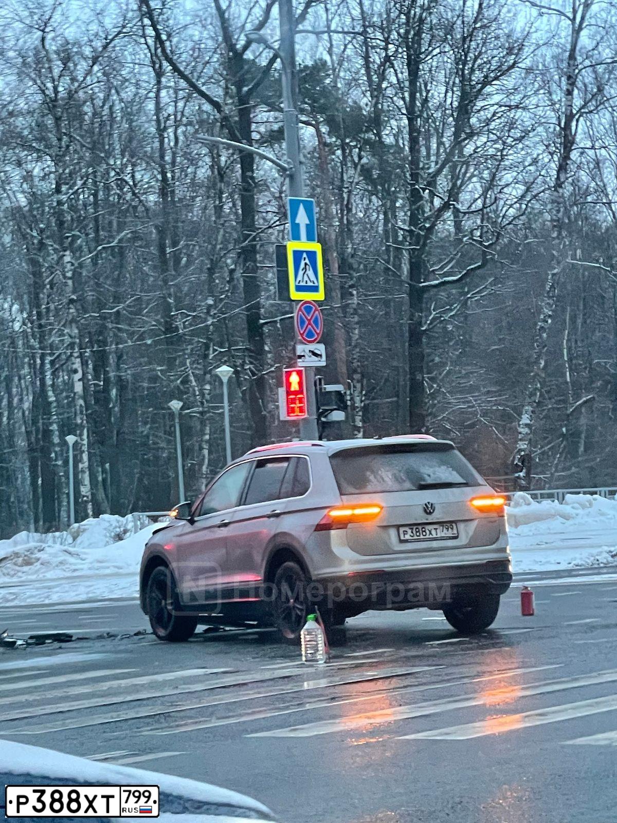 Фото автомобиля VOLKSWAGEN TIGUAN, 2021 — госномер Р388ХТ799. Цвет: СЕРЫЙ