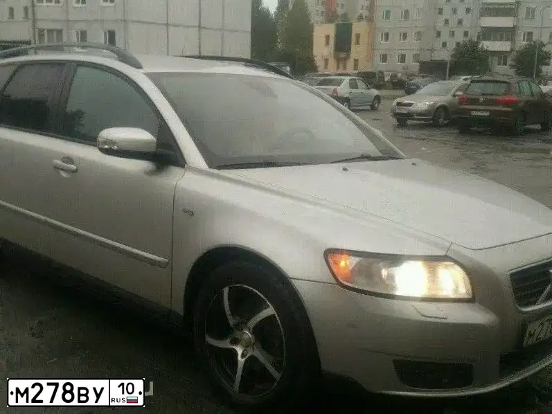 Фото автомобиля VOLVO V50, 2009 — госномер М278ВУ10. Цвет: СЕРЕБРИСТЫЙ