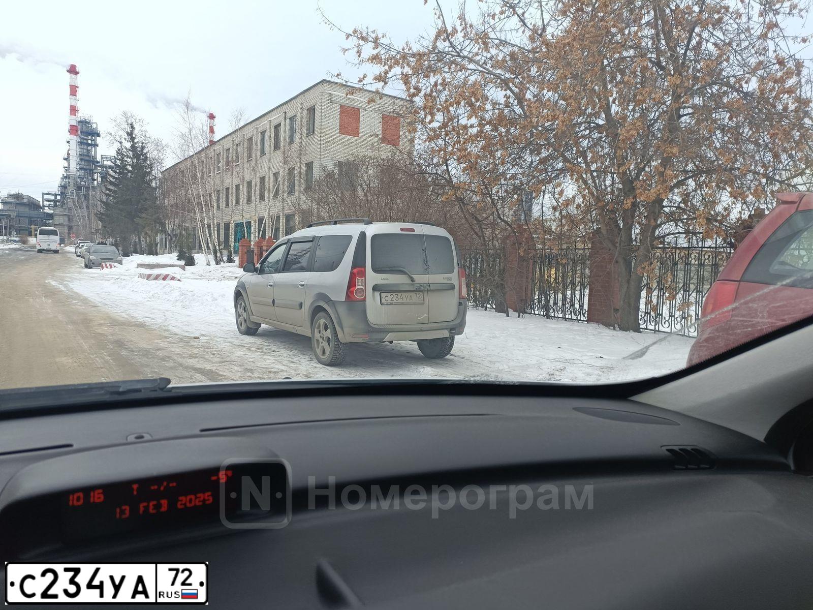 Фото автомобиля LADA LARGUS, 2018 — госномер С234УА72. Цвет: СЕРЕБРИСТЫЙ