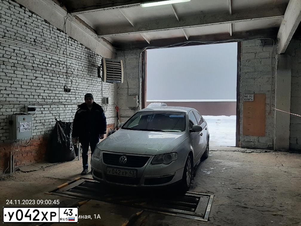 Фото автомобиля VOLKSWAGEN PASSAT, 2008 — госномер У042ХР43. Цвет: СЕРЕБРИСТЫЙ