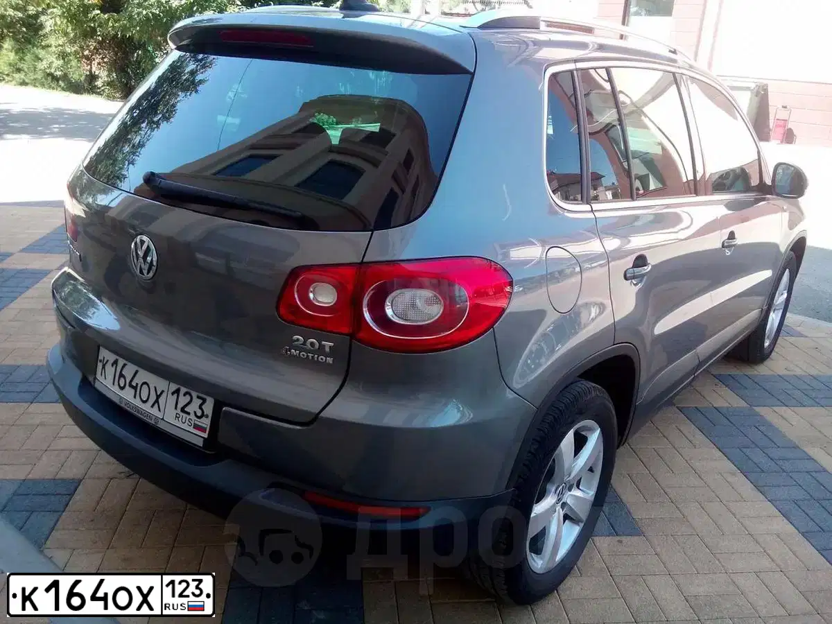 Фото автомобиля VOLKSWAGEN TIGUAN, 2010 — госномер О676РО71. Цвет: Коричневый