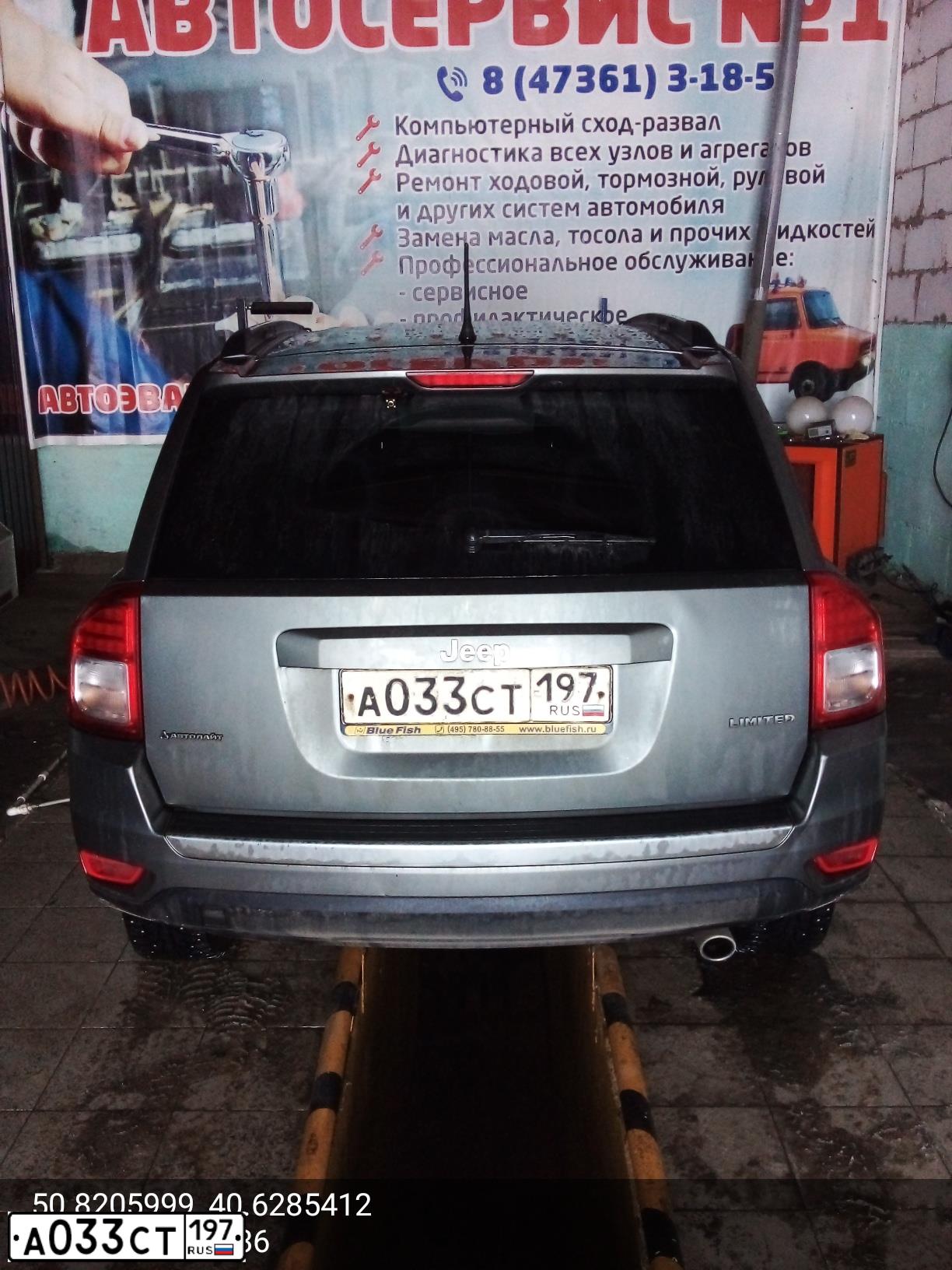 Фото автомобиля JEEP COMPASS, 2011 — госномер А033СТ197. Цвет: СЕРЫЙ