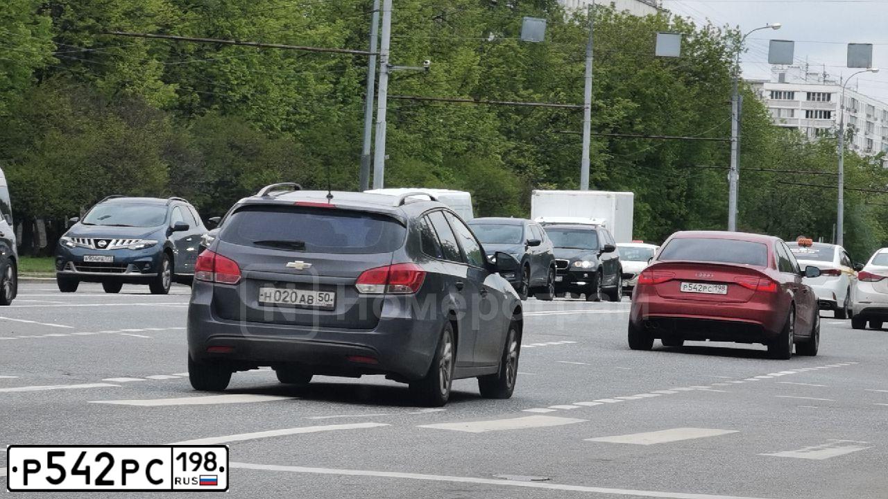 Фото автомобиля AUDI A4, 2012 — госномер Р542РС198. Цвет: КИРПИЧНЫЙ