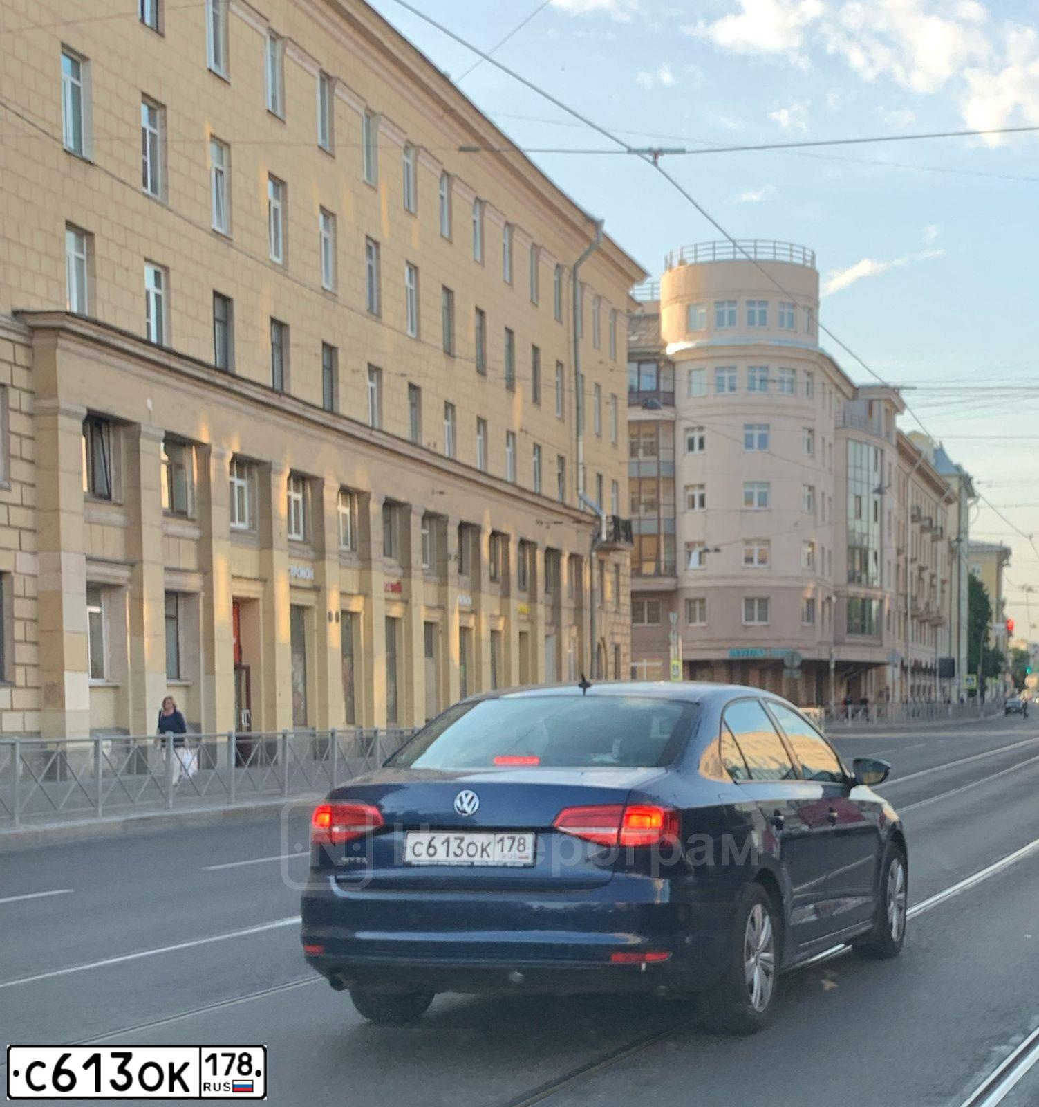 Фото автомобиля VOLKSWAGEN JETTA, 2014 — госномер С613ОК178. Цвет: ТЕМНО-СИНИЙ