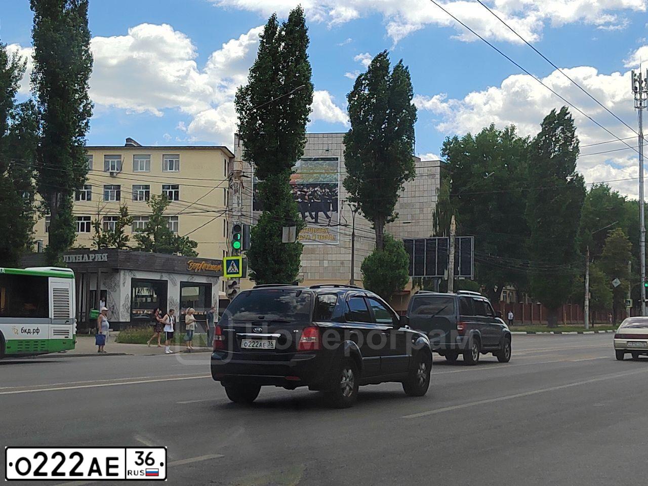 Фото автомобиля KIA SORENTO, 2006 — госномер Е500НК136. Цвет: ЧЕРНЫЙ
