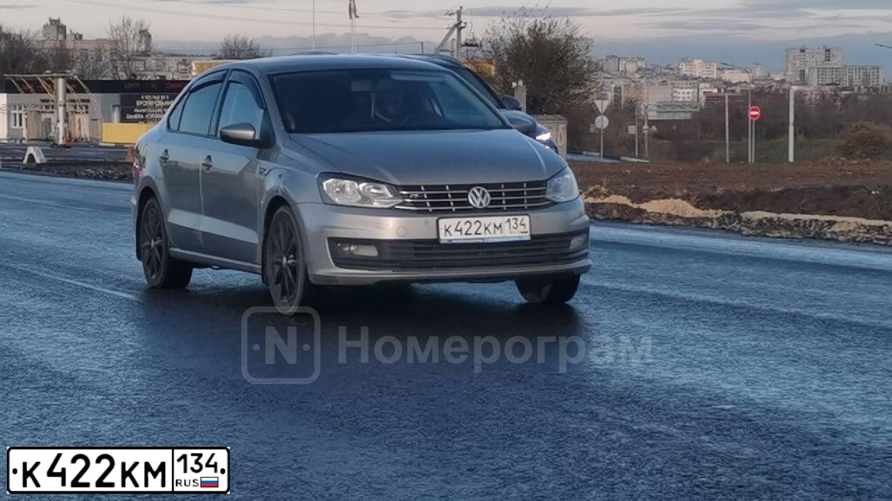 Фото автомобиля VOLKSWAGEN POLO, 2019 — госномер К422КМ134. Цвет: Серебристый