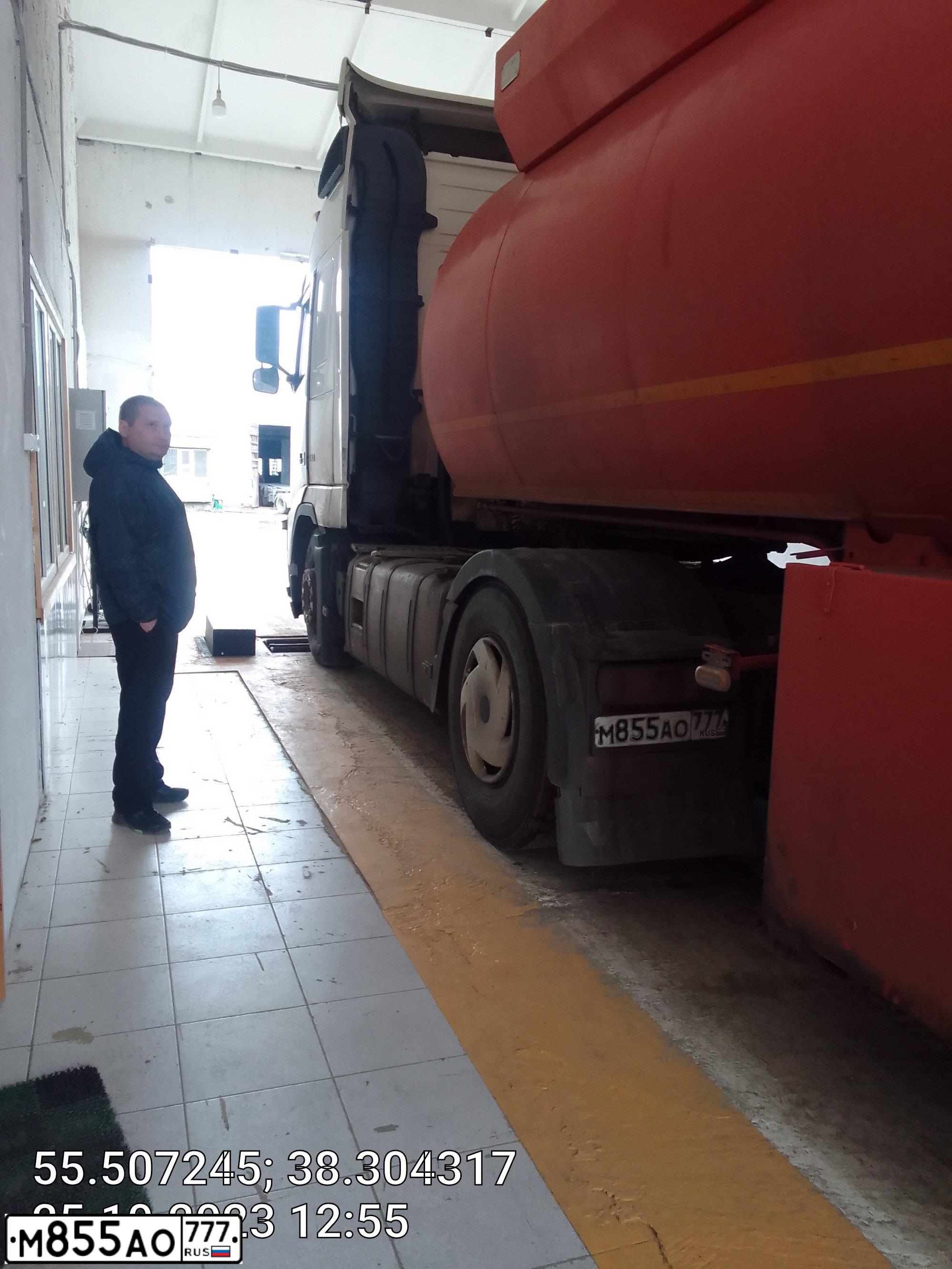 Фото автомобиля VOLVO SERIE FH /4X2/, 2010 — госномер М855АО777. Цвет: БЕЛЫЙ
