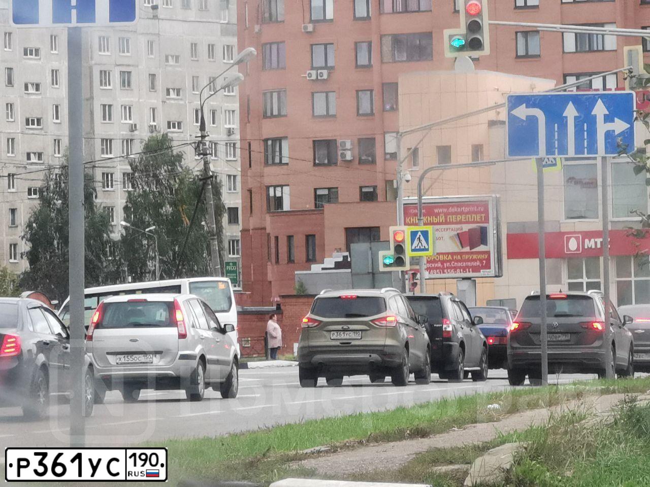 Фото автомобиля FORD KUGA, 2012 — госномер Р361УС190. Цвет: СЕРО-ЗЕЛЕНЫЙ