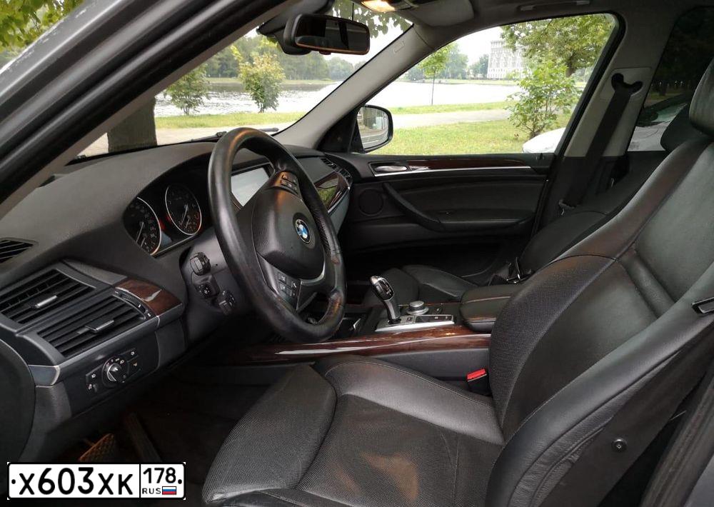 Фото автомобиля BMW X5, 2008 — госномер Х017АМ98. Цвет: СЕРЫЙ