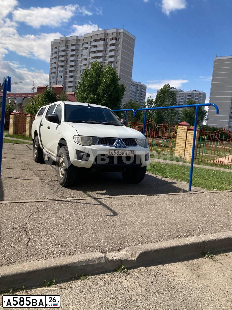 Фото автомобиля MITSUBISHI L 200, 2011 — госномер А585ВА26. Цвет: Белый
