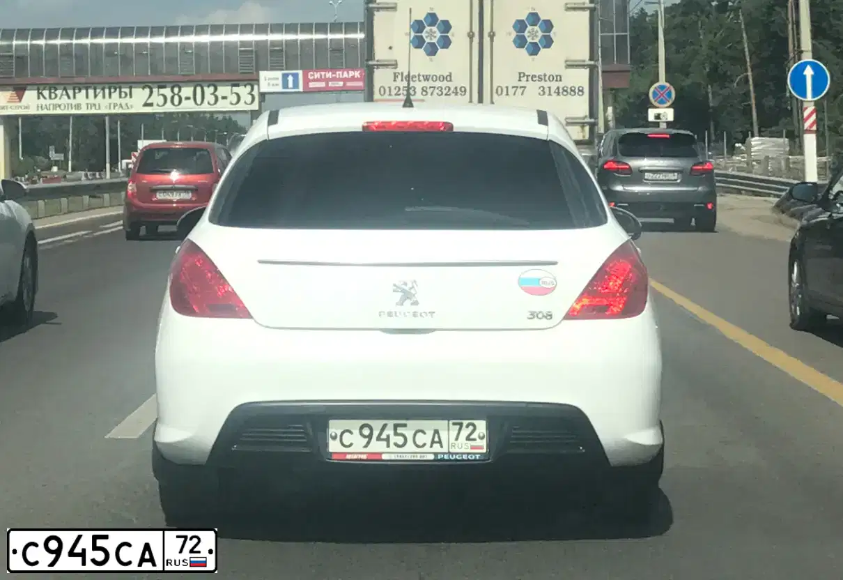 Фото автомобиля PEUGEOT 308, 2012 — госномер В973ЕХ136. Цвет: Белый