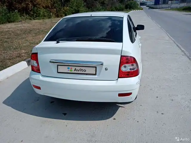 Фото автомобиля LADA 2172 PRIORA, 2011 — госномер Т367РМ31. Цвет: Белый