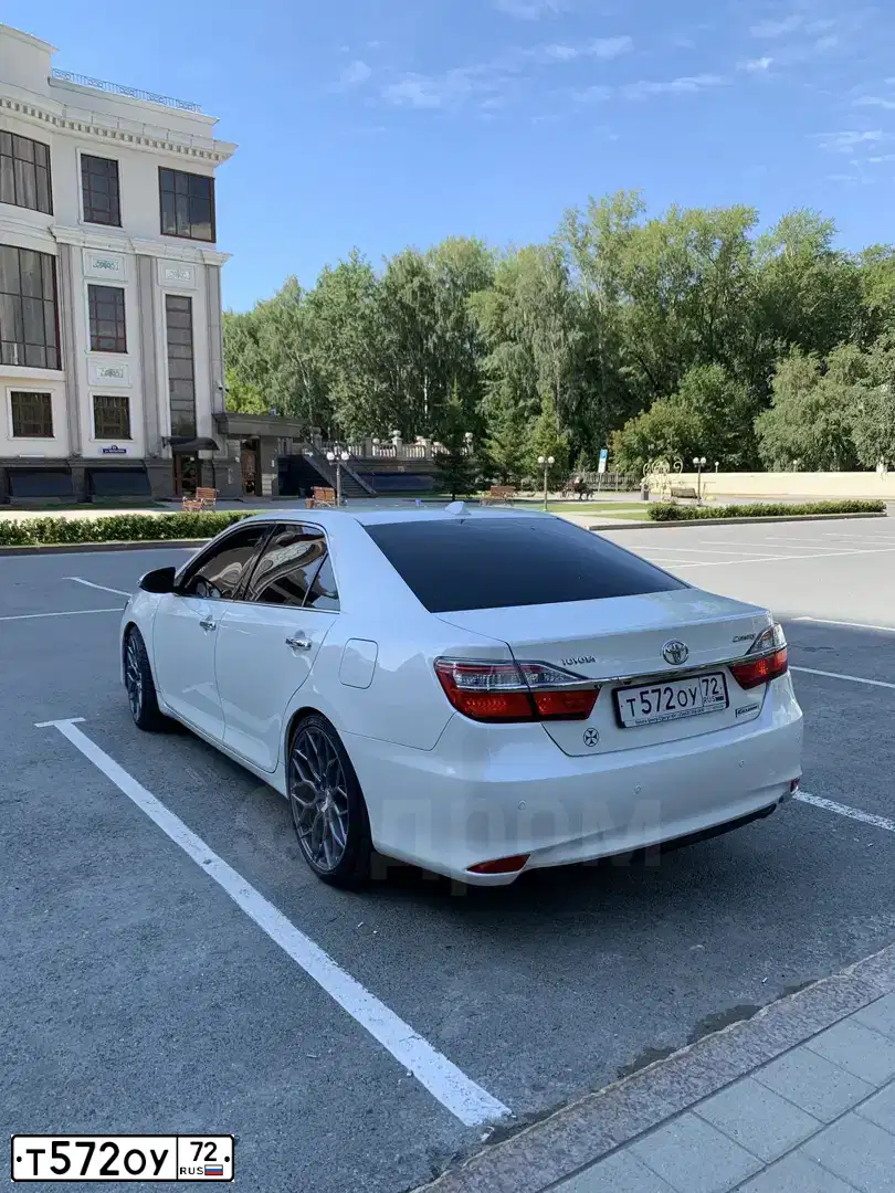 Фото автомобиля TOYOTA CAMRY, 2016 — госномер О255ОТ196. Цвет: БЕЛЫЙ ПЕРЛАМУТР