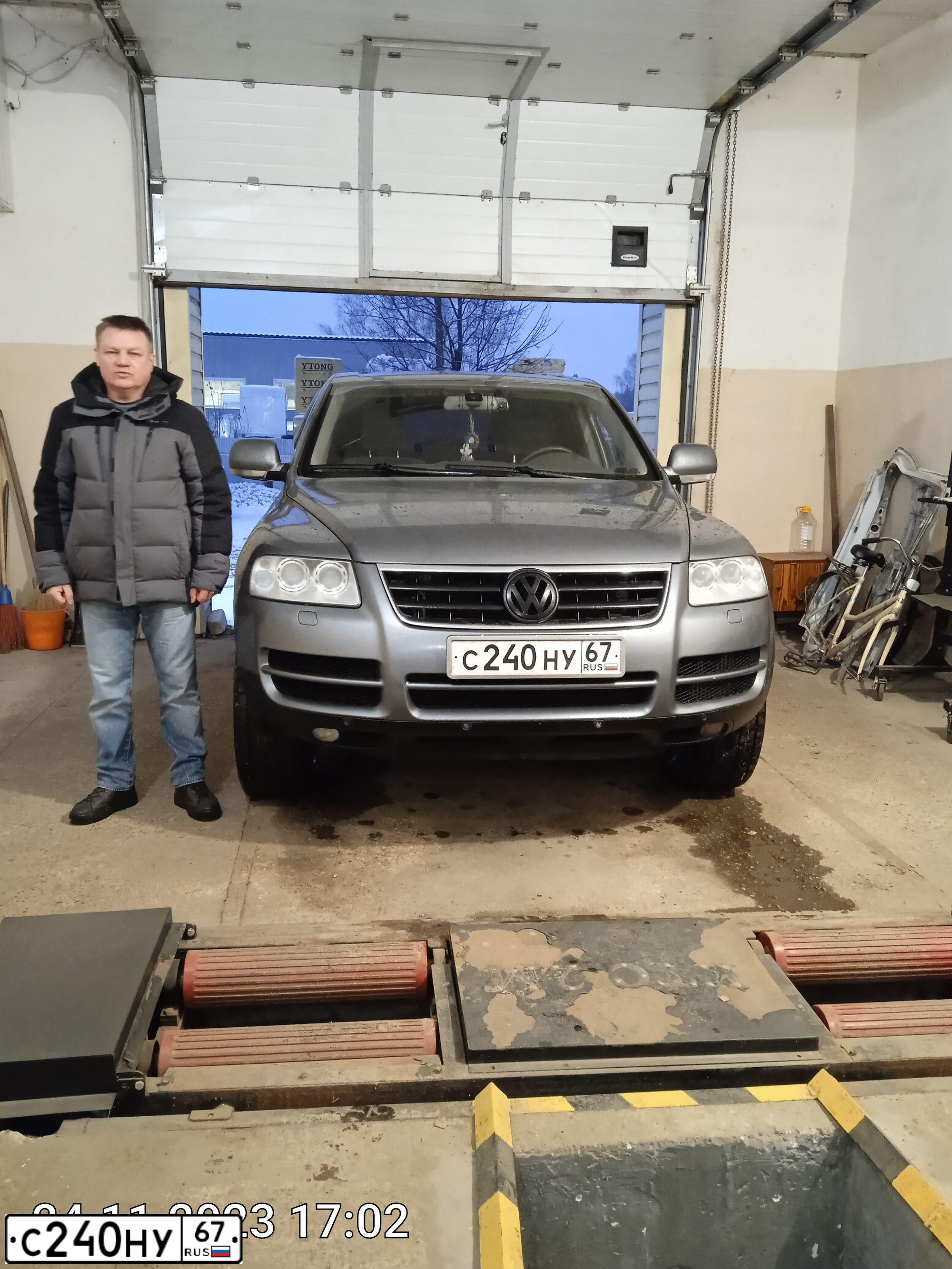 Фото автомобиля VOLKSWAGEN TOUAREG, 2004 — госномер А555ЕС152. Цвет: СЕРЫЙ