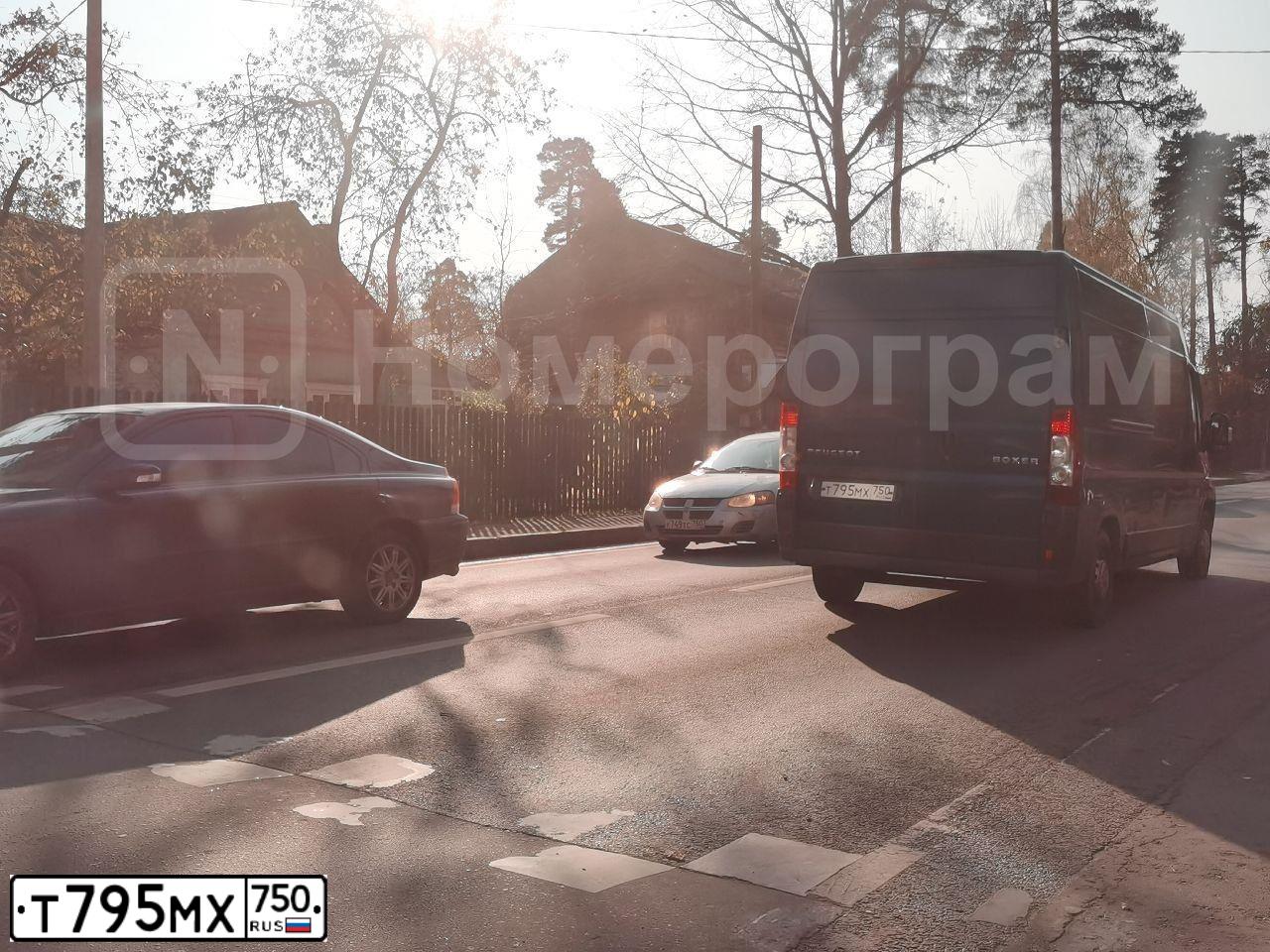 Фото автомобиля PEUGEOT BOXER, 2011 — госномер Р583ЕМ40. Цвет: СИНИЙ ТЕМНЫЙ