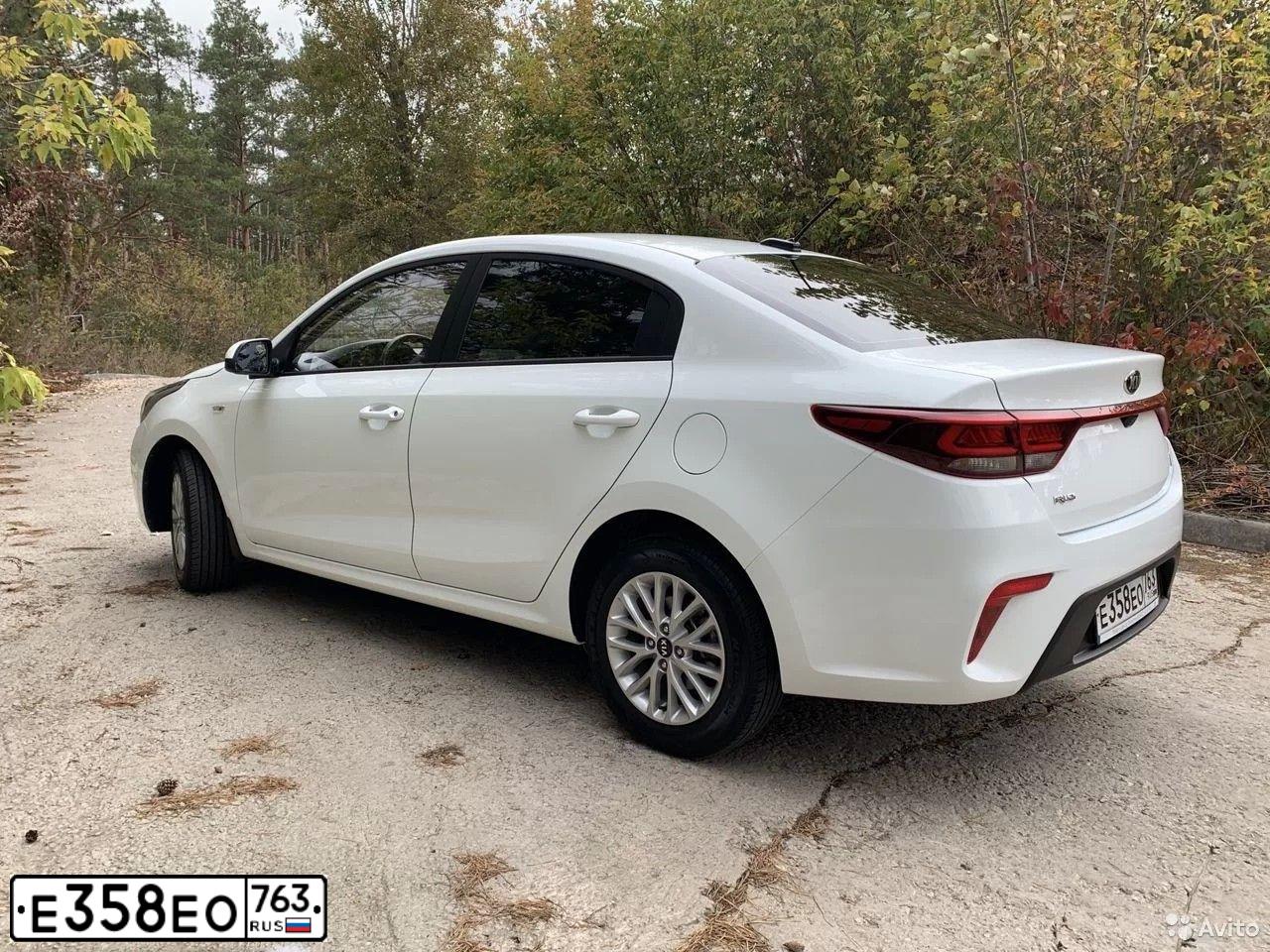 Фото автомобиля KIA RIO, 2020 — госномер А803ММ799. Цвет: Белый