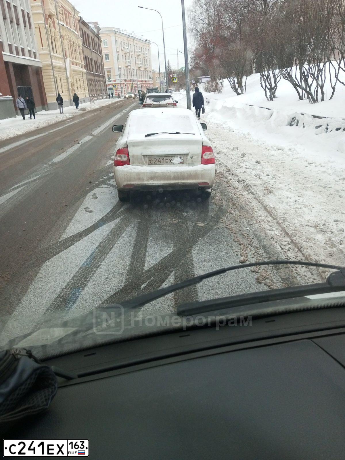 Фото автомобиля LADA PRIORA, 2011 — госномер М132УО164