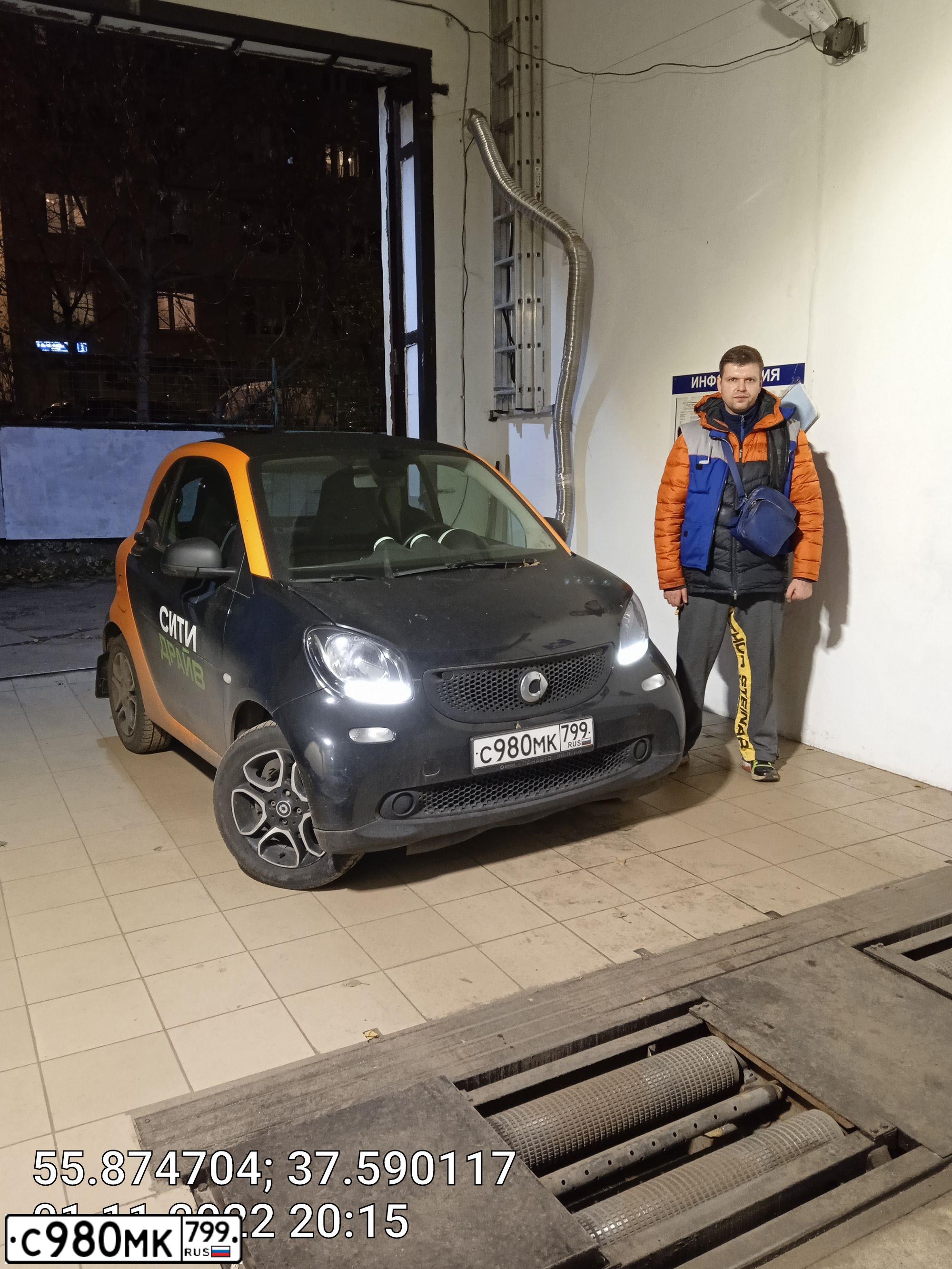 Фото автомобиля SMART FORTWO, 2018 — госномер А100ОО977. Цвет: ЧЕРНО-ОРАНЖЕВЫЙ