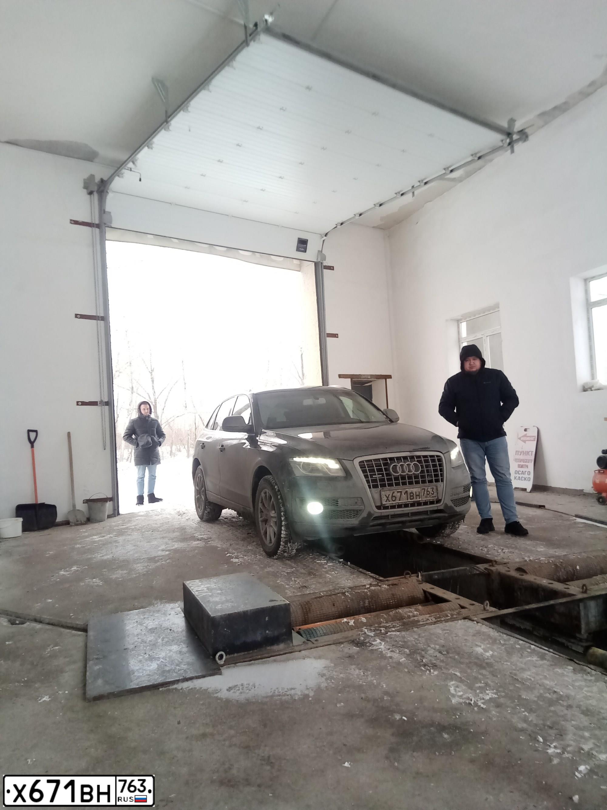 Фото автомобиля AUDI Q5, 2011 — госномер Е800УЕ763. Цвет: ЧЕРНЫЙ