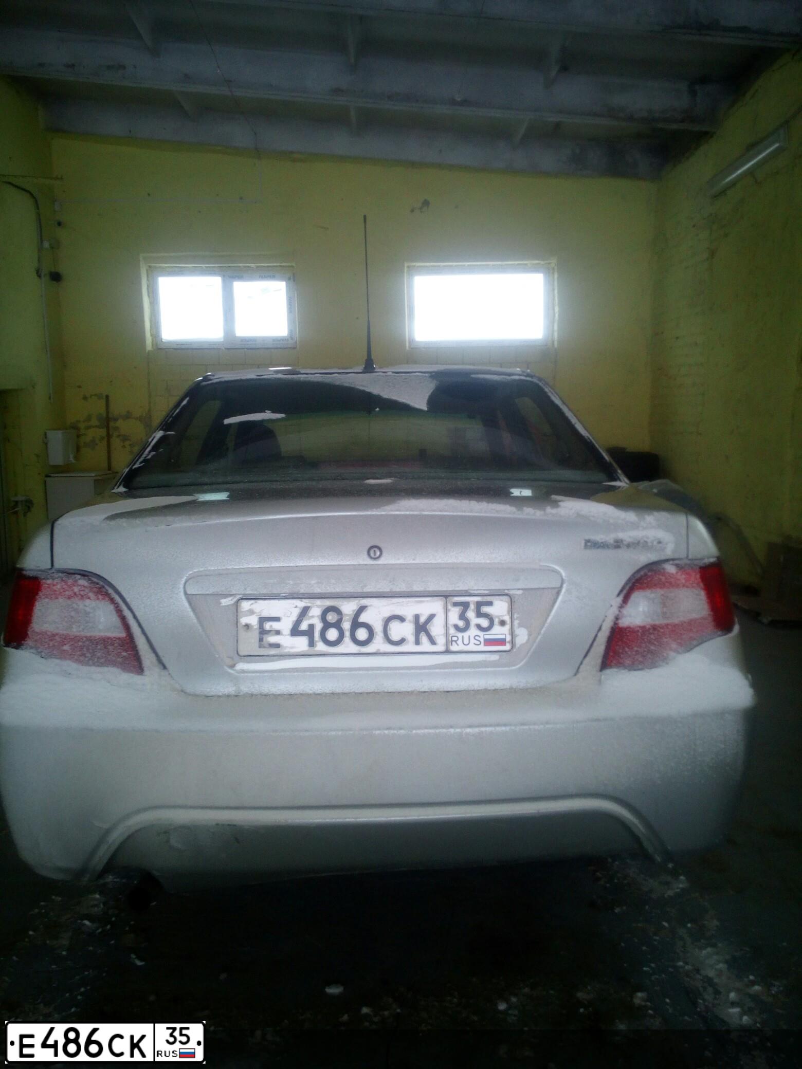 Фото автомобиля DAEWOO NEXIA, 2008 — госномер Е486СК35. Цвет: Серебристый