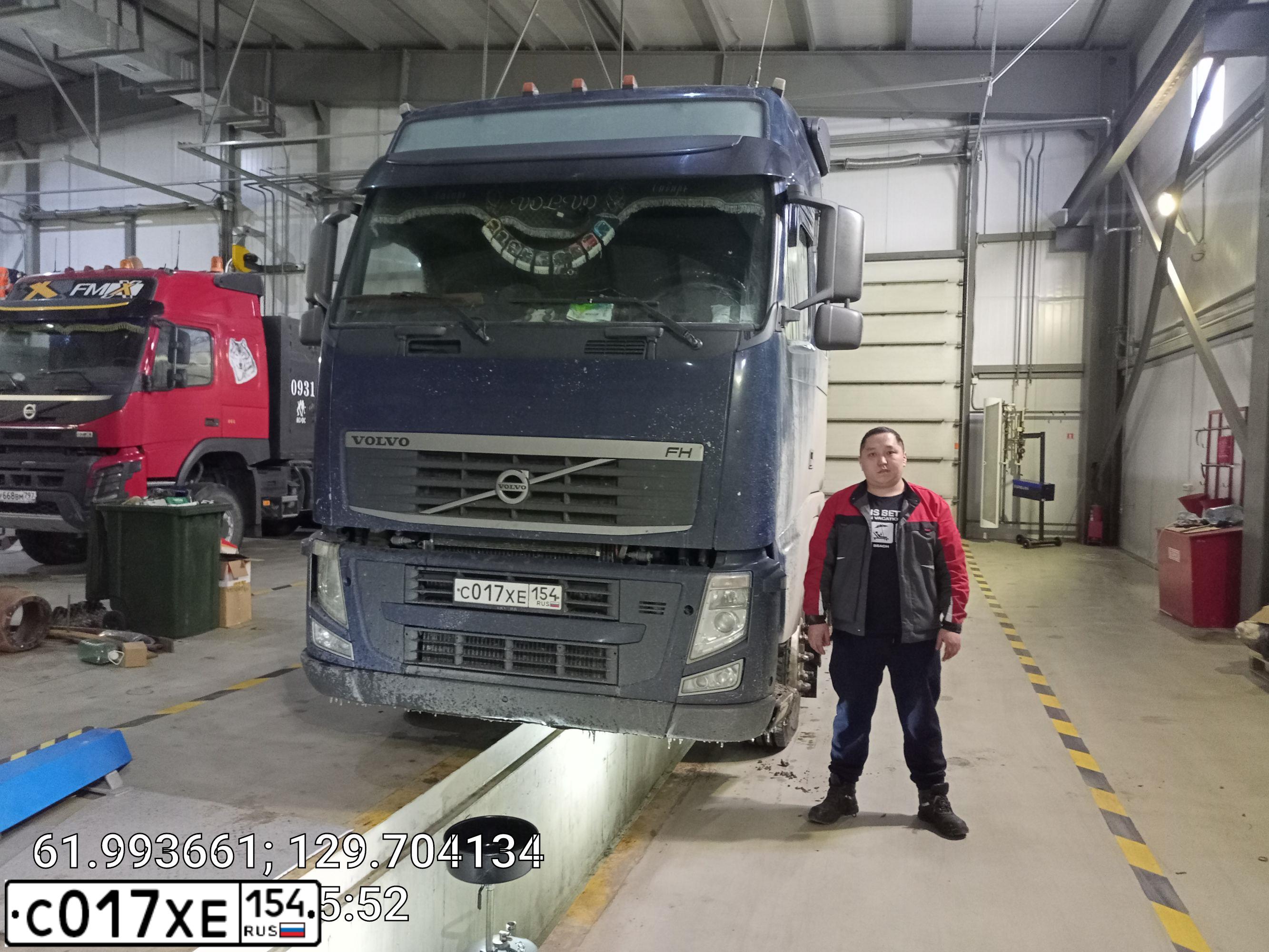 Фото автомобиля VOLVO SERIE FH /6X4/, 2014 — госномер С017ХЕ154. Цвет: СИНИЙ