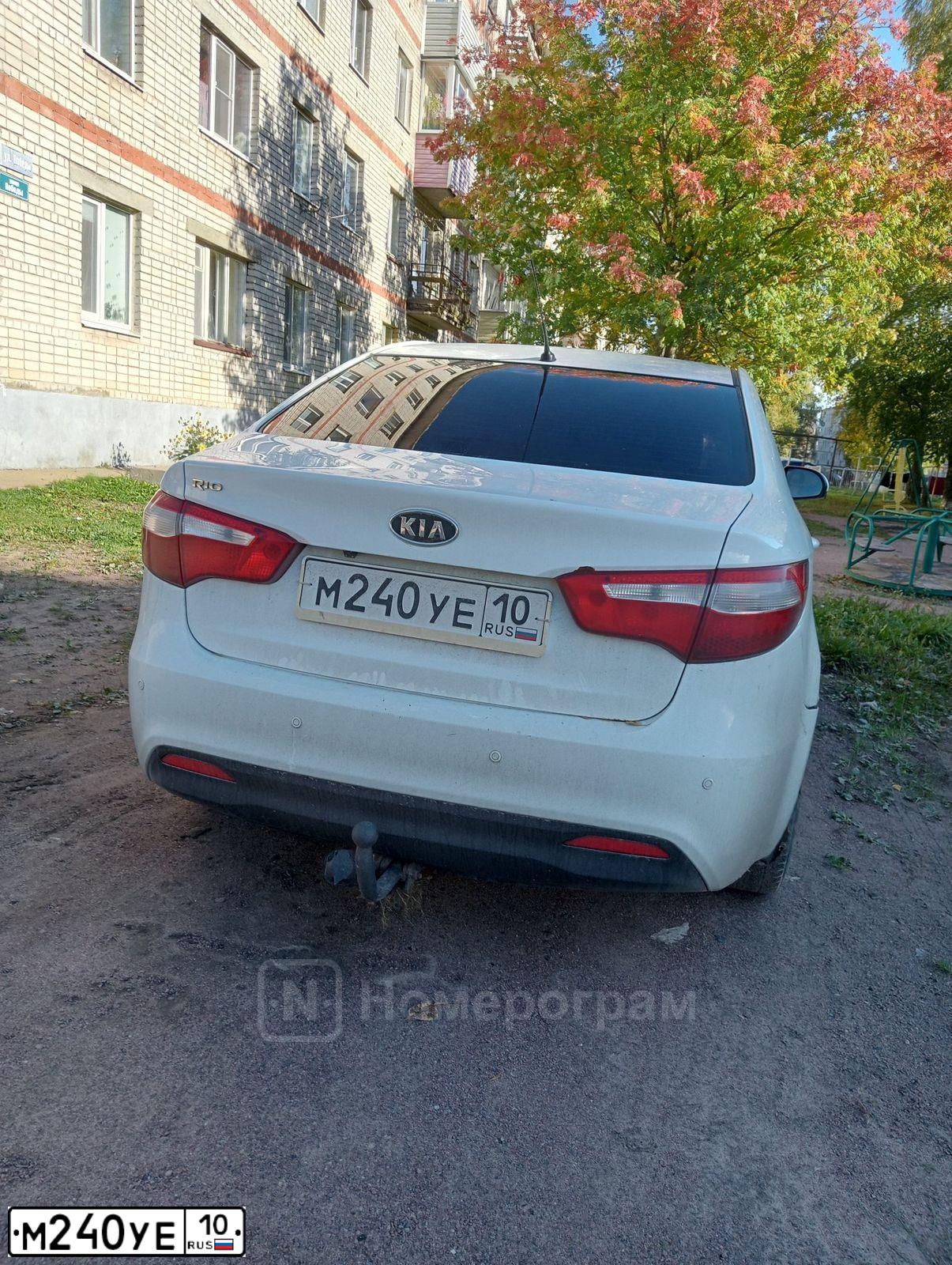 Фото автомобиля KIA RIO, 2011 — госномер М240УЕ10. Цвет: Белый