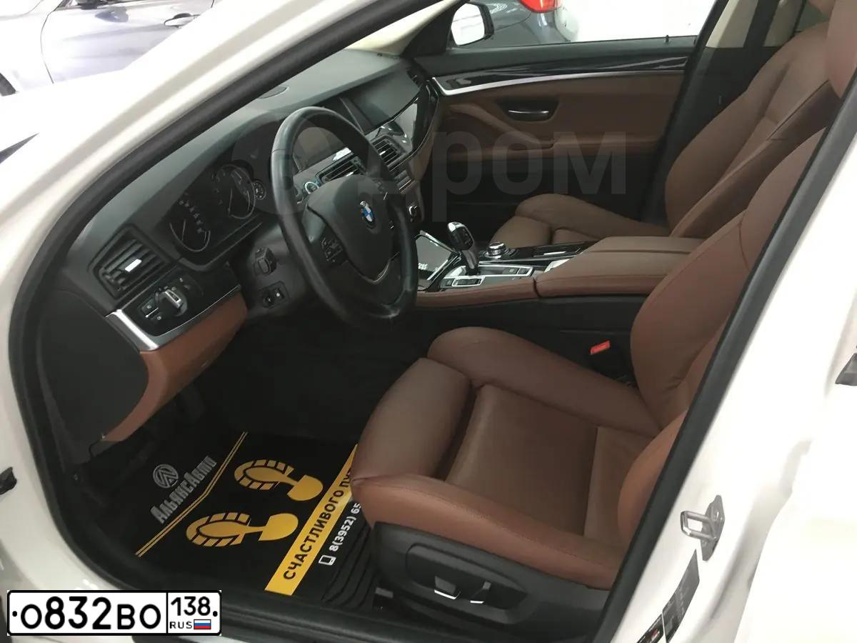Фото автомобиля BMW SERIE 5, 2015 — госномер О832ВО138. Цвет: Белый