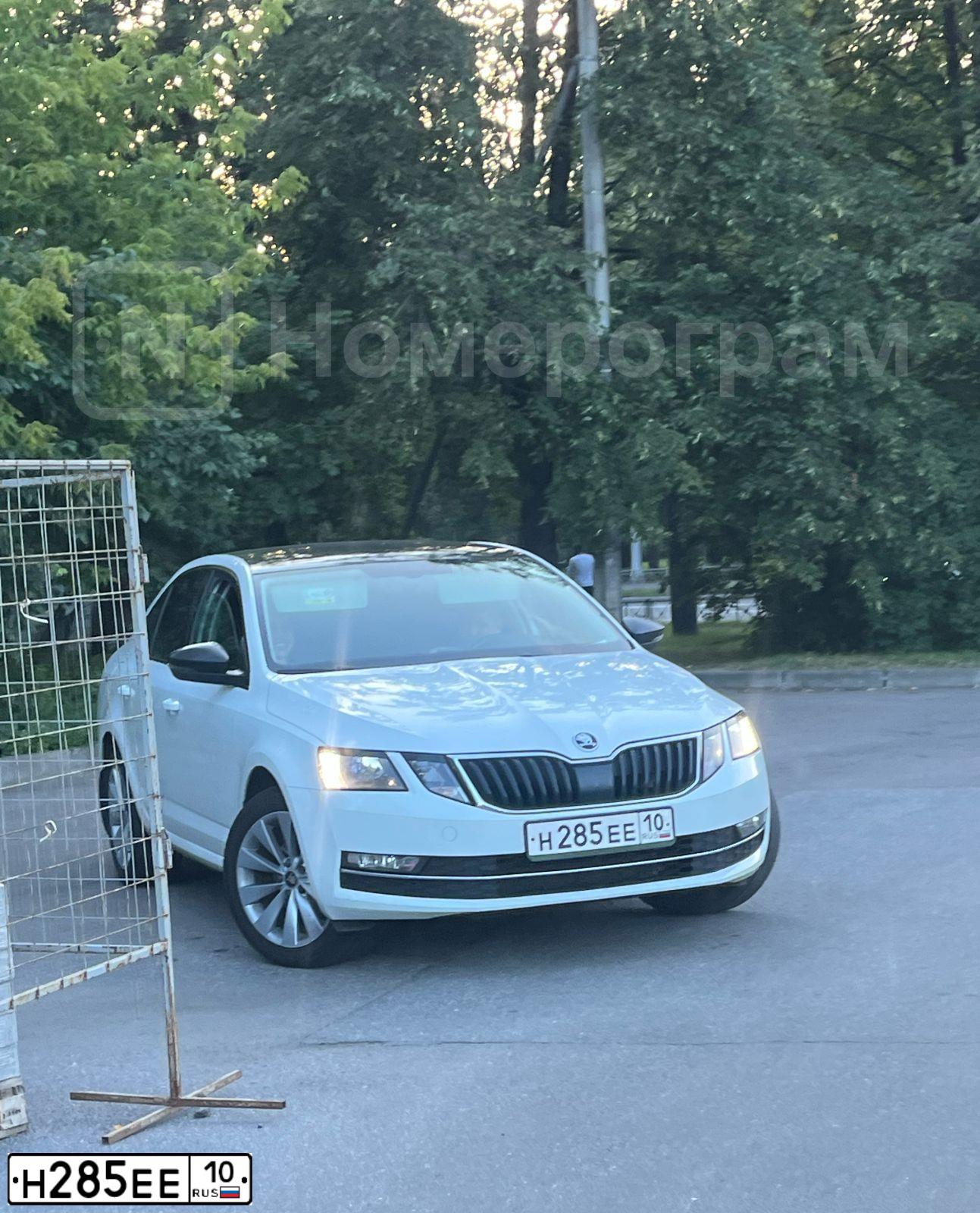 Фото автомобиля SKODA OCTAVIA, 2017 — госномер Н285ЕЕ10. Цвет: Белый