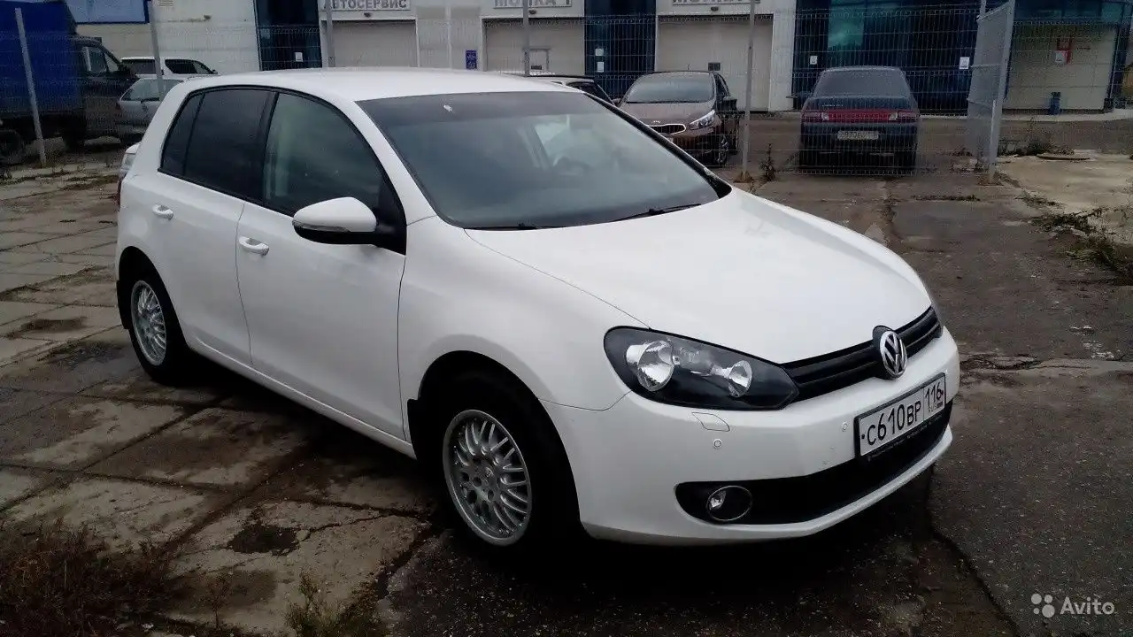Фото автомобиля VOLKSWAGEN GOLF, 2012 — госномер Х295ХС116. Цвет: БЕЛЫЙ