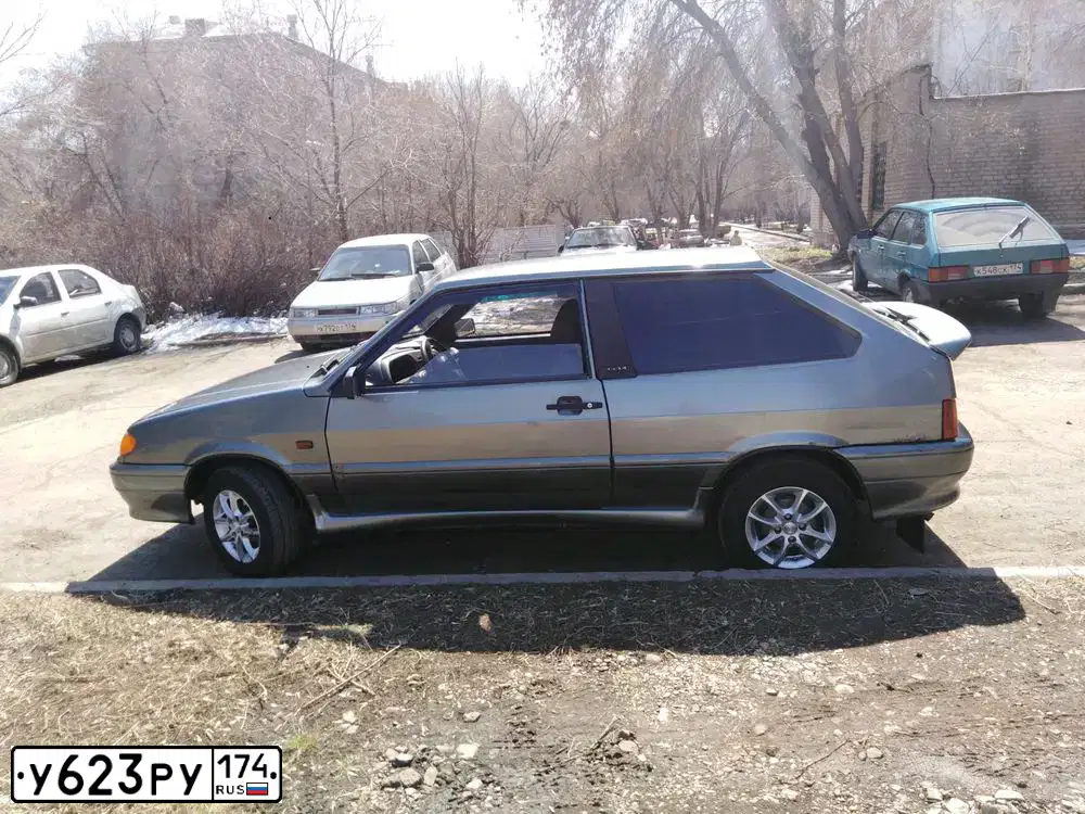 Фото автомобиля LADA 2113 SAMARA, 2005 — госномер У623РУ174. Цвет: СРЕДНИЙ СЕРО-ЗЕЛЕН