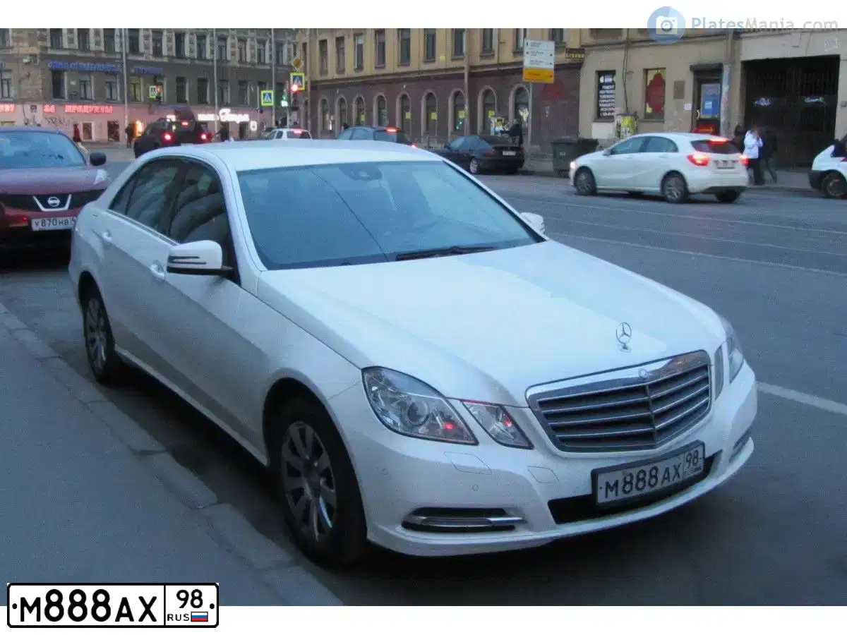 Фото автомобиля MERCEDES E-KLASSE, 2012 — госномер М888АХ98. Цвет: Белый