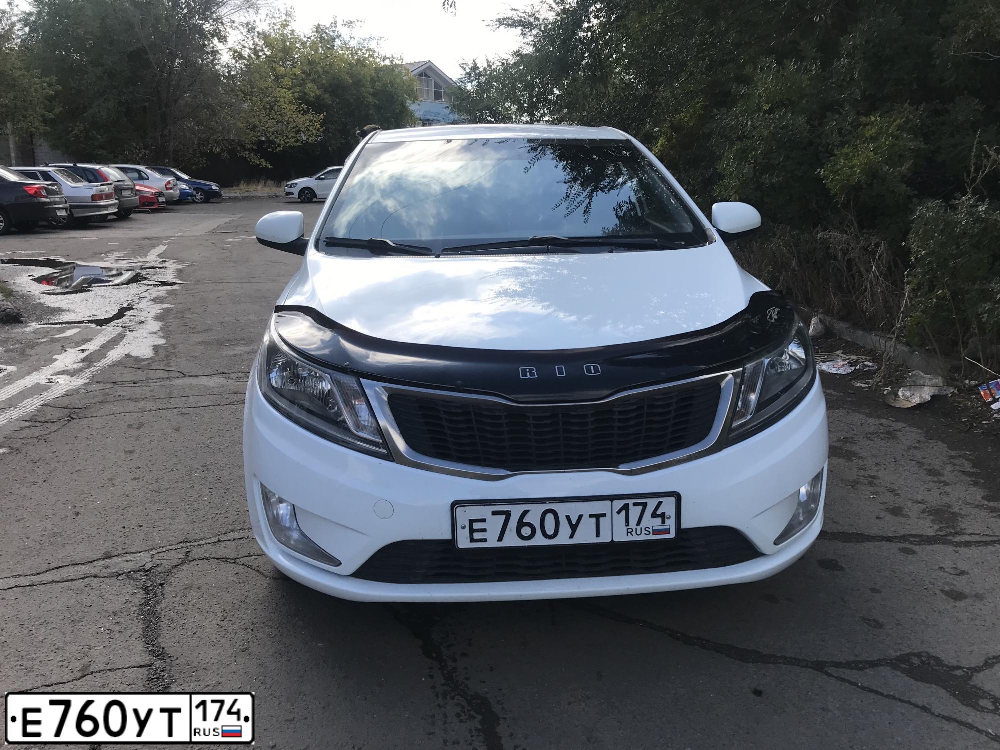 Фото автомобиля KIA RIO, 2012 — госномер Е760УТ174. Цвет: Белый