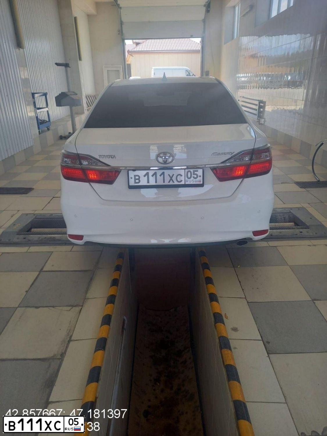 Фото автомобиля TOYOTA CAMRY, 2016 — госномер В111ХС05. Цвет: БЕЛЫЙ