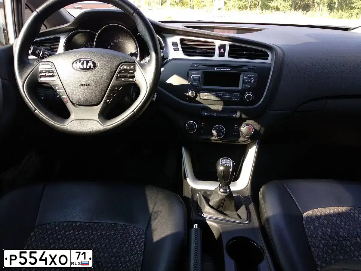 Фото автомобиля KIA CEE'D, 2014 — госномер Р554ХО71. Цвет: Белый