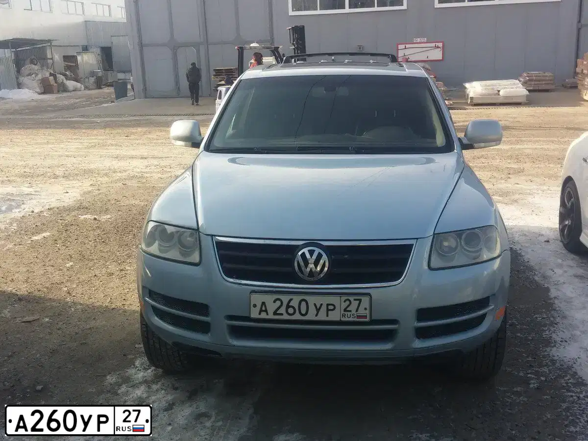Фото автомобиля VOLKSWAGEN TOUAREG, 2003 — госномер А260УР27. Цвет: синий