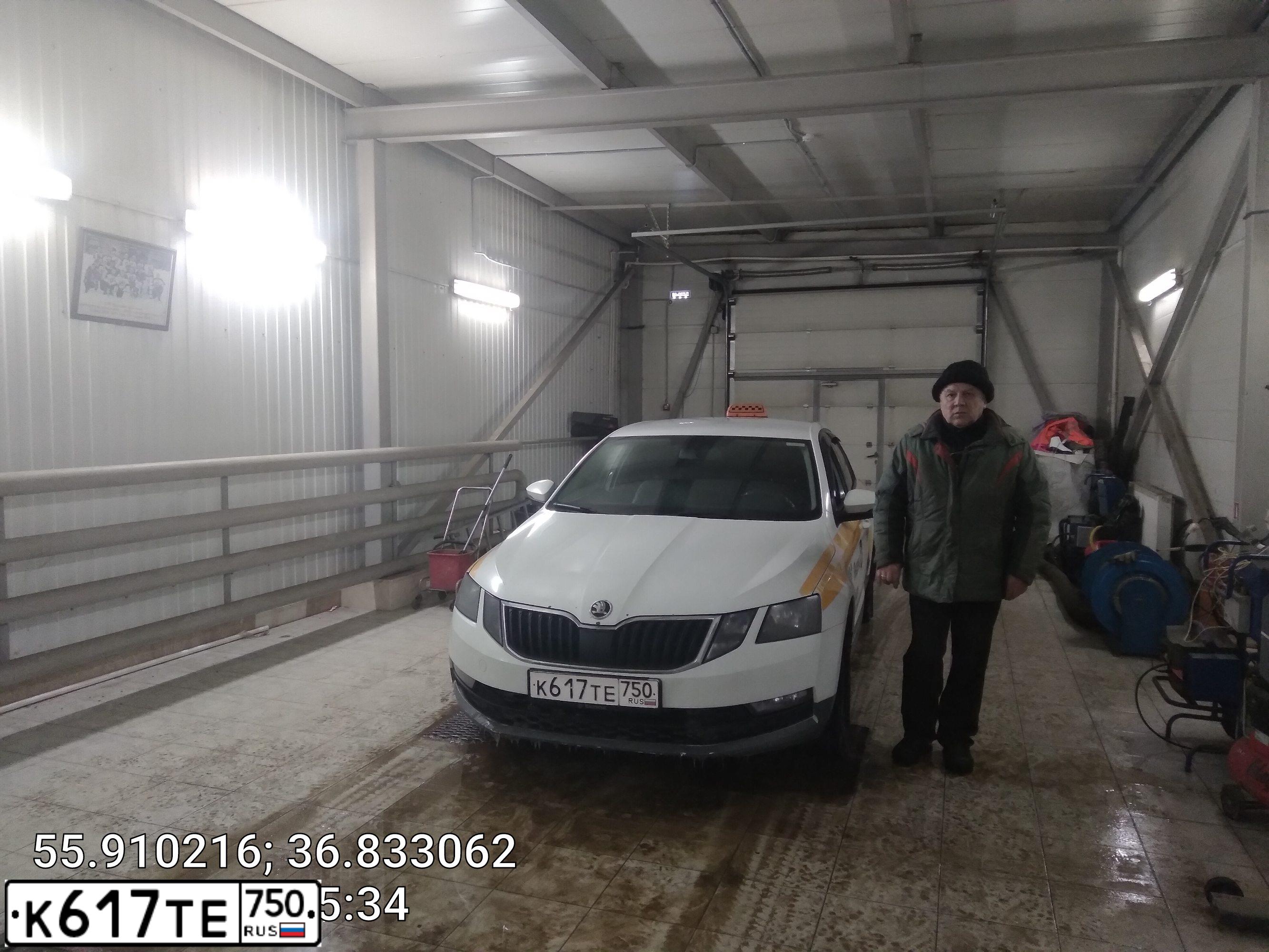 Фото автомобиля SKODA OCTAVIA, 2018 — госномер К617ТЕ750. Цвет: БЕЛЫЙ-ЖЕЛТЫЙ-СЕРЫЙ