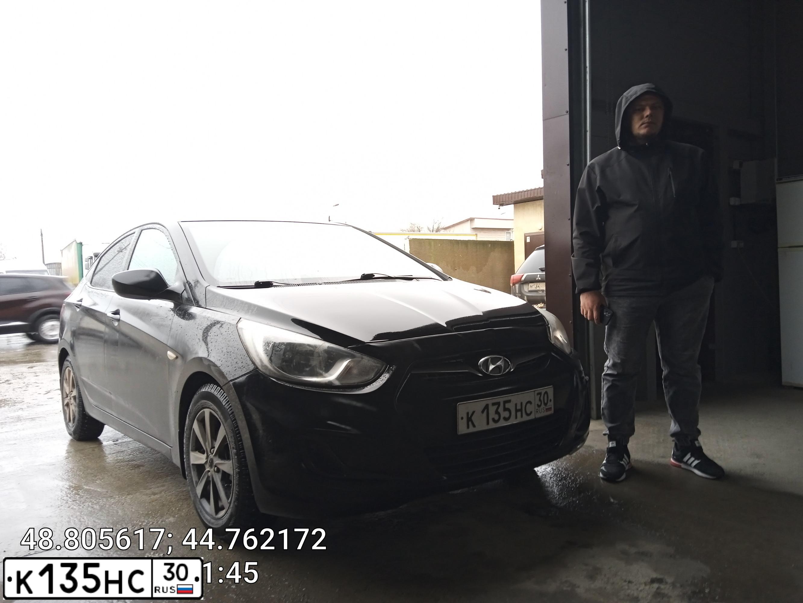 Фото автомобиля HYUNDAI SOLARIS, 2012 — госномер К135НС30. Цвет: ЧЕРНЫЙ