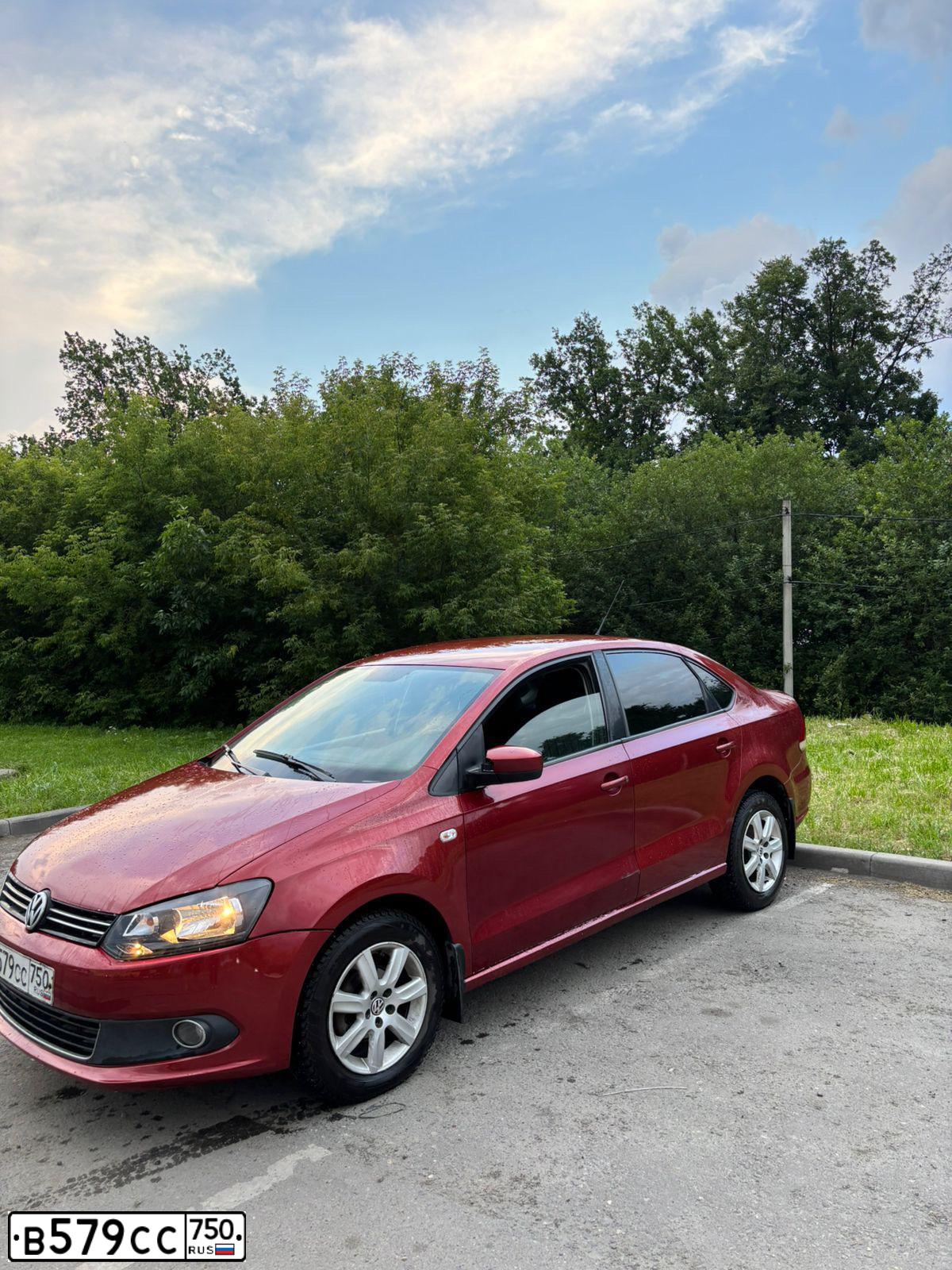 Фото автомобиля VOLKSWAGEN POLO, 2011 — госномер В579СС750. Цвет: ВИШНЕВО-КРАСНЫЙ