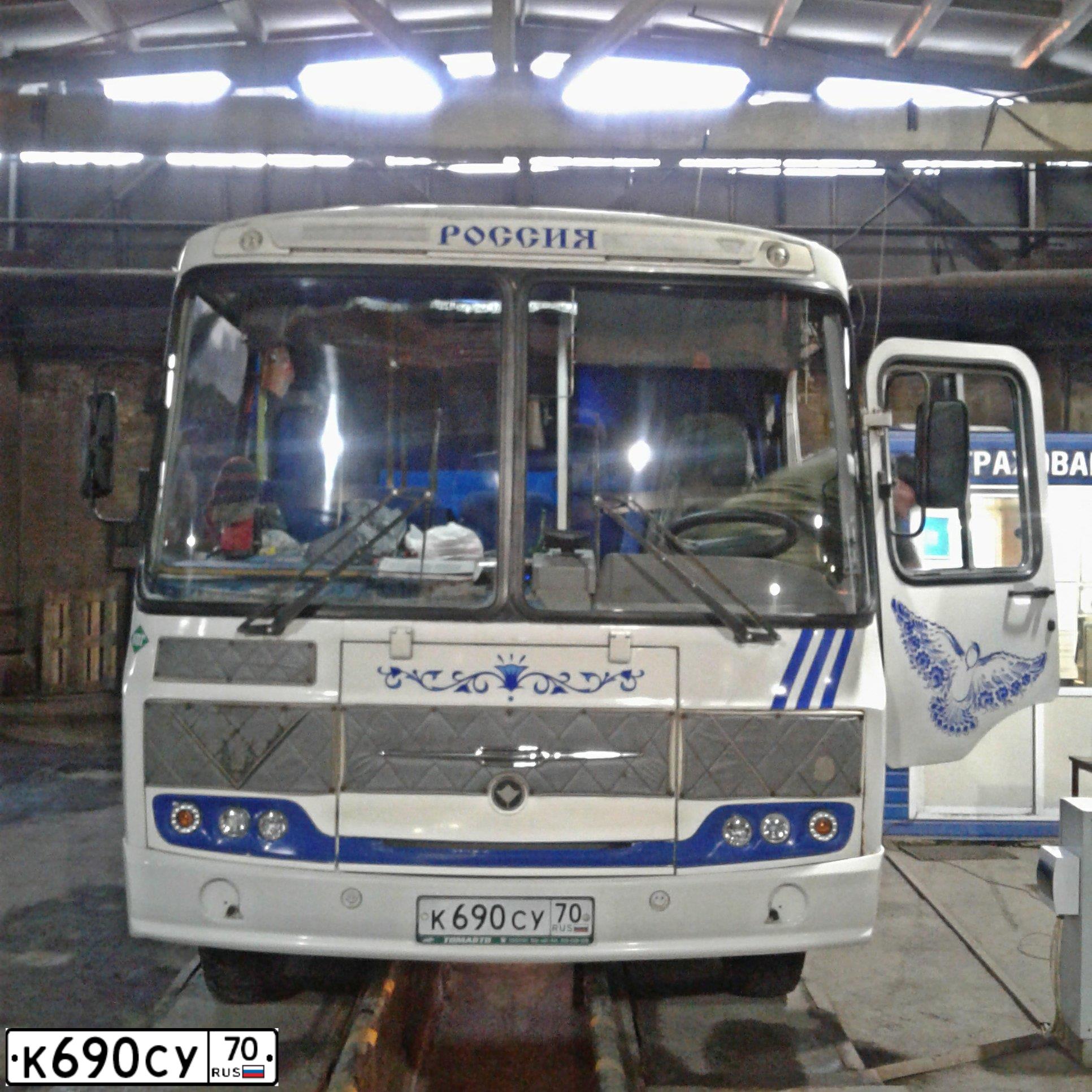 Фото автомобиля PAZ 3205, 2015 — госномер К690СУ70. Цвет: Белый