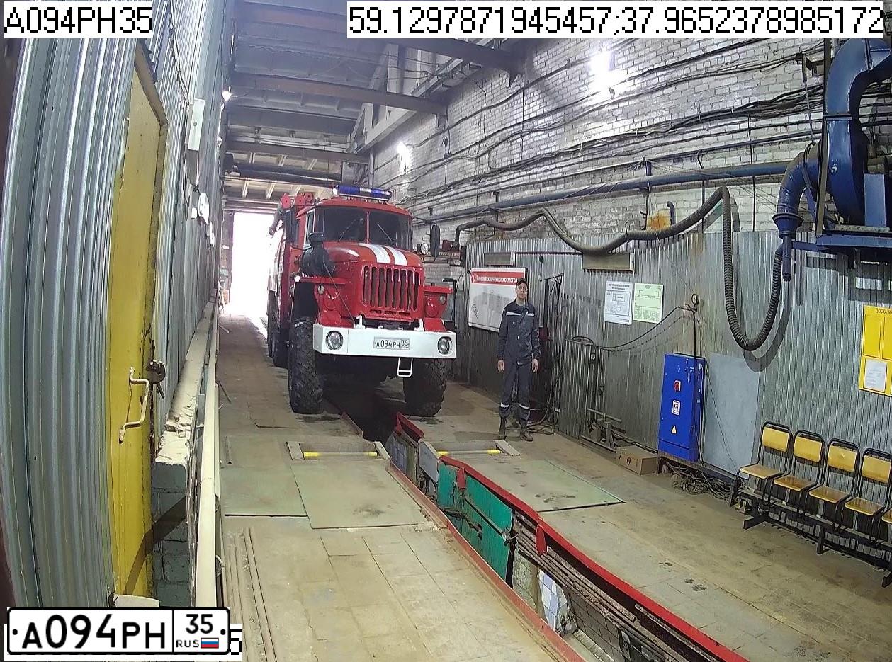 Фото автомобиля URAL 4320 /6X6/, 2009 — госномер А094РН35. Цвет: ЦВ СХ А6 ПО ГОСТ Р 50574-2019