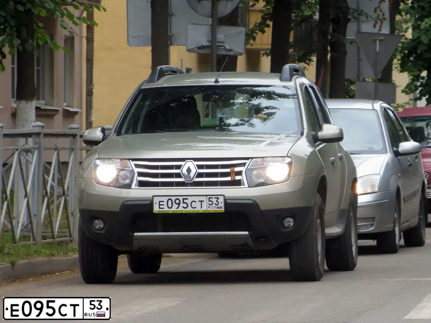 Фото автомобиля RENAULT DUSTER, 2012 — госномер Е095СТ53. Цвет: БЕЖЕВЫЙ