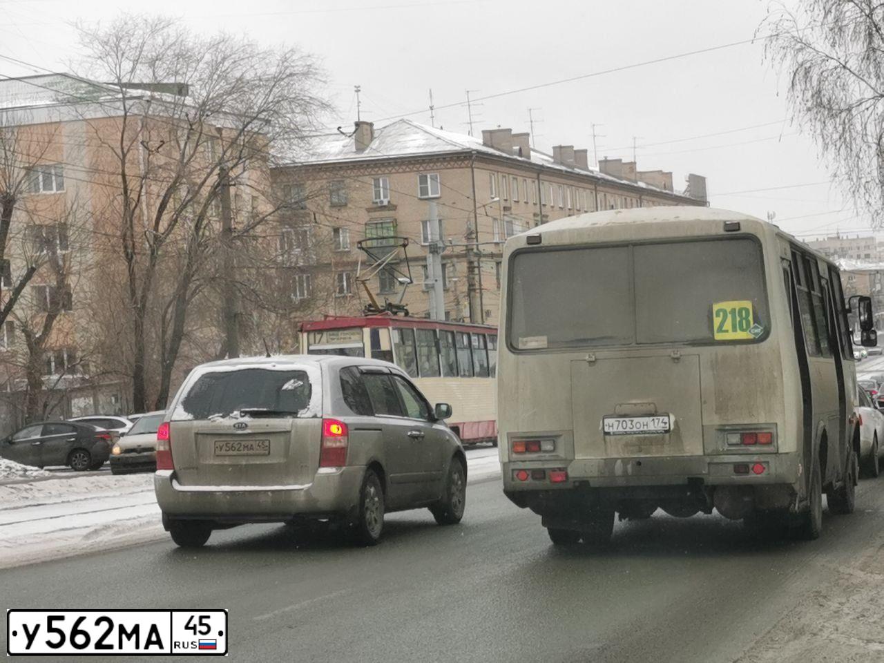Фото автомобиля KIA CARNIVAL, 2008 — госномер Р180ТО72. Цвет: СЕРЕБРИСТЫЙ