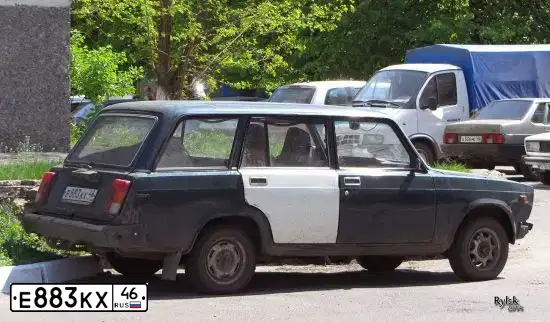 Фото автомобиля VAZ 2104 LADA, 2006 — госномер Е883КХ46. Цвет: ЗЕЛЕНЫЙ АВОКАДО