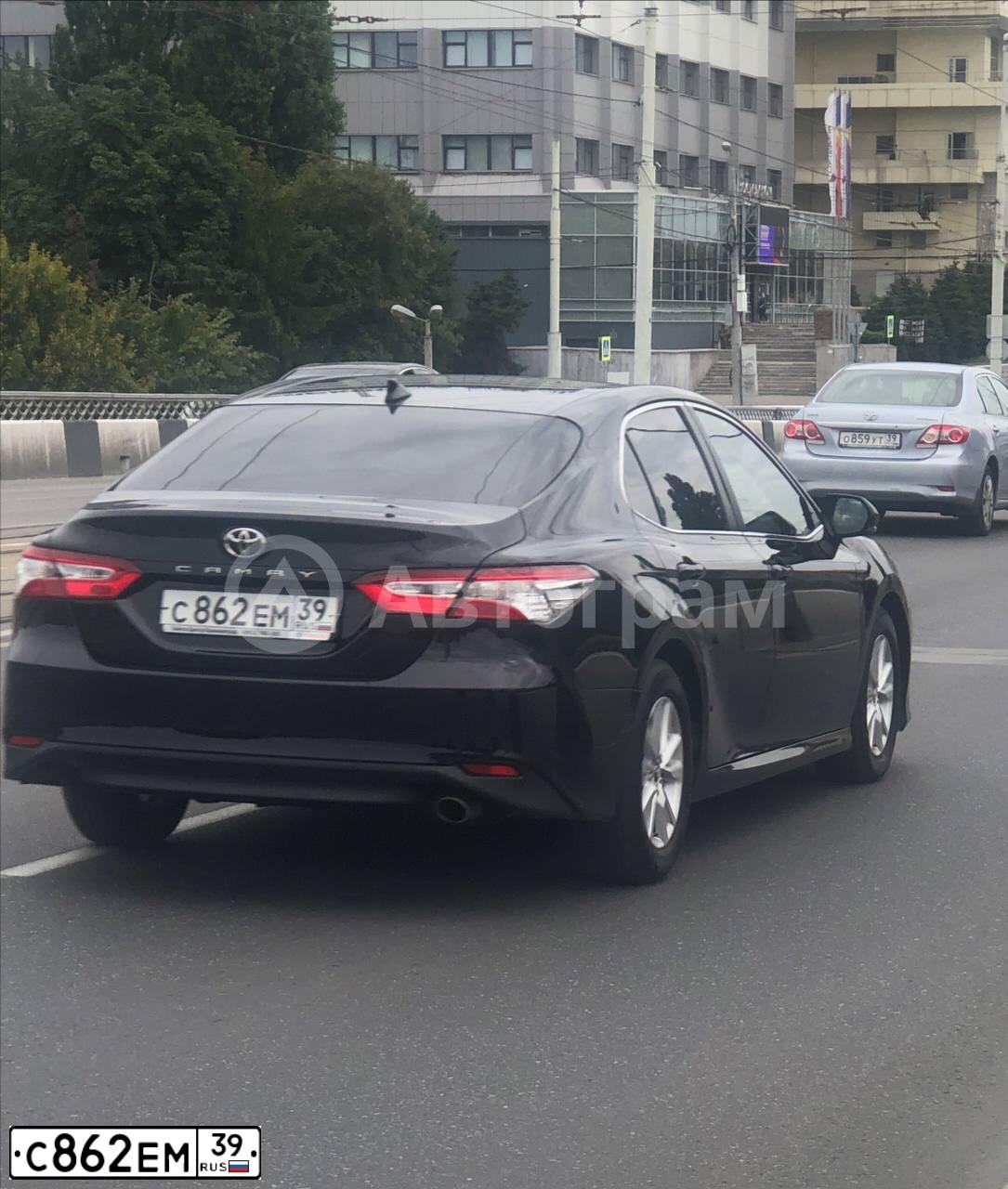 Фото автомобиля TOYOTA CAMRY, 2019 — госномер С862ЕМ39. Цвет: ЧЕРНЫЙ МЕТАЛЛИК
