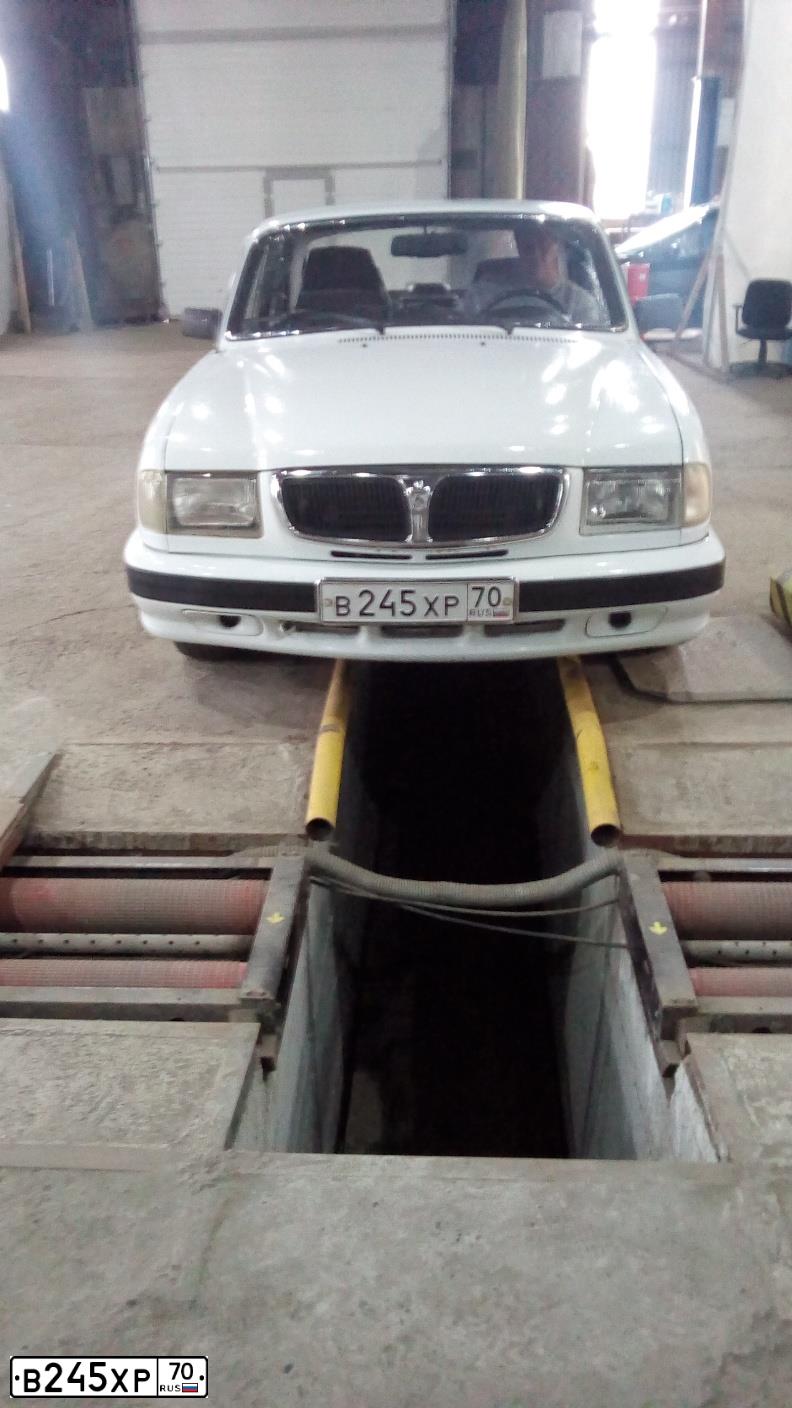 Фото автомобиля GAZ 3110 WOLGA, 2001 — госномер В245ХР70. Цвет: БЕЛЫЙ